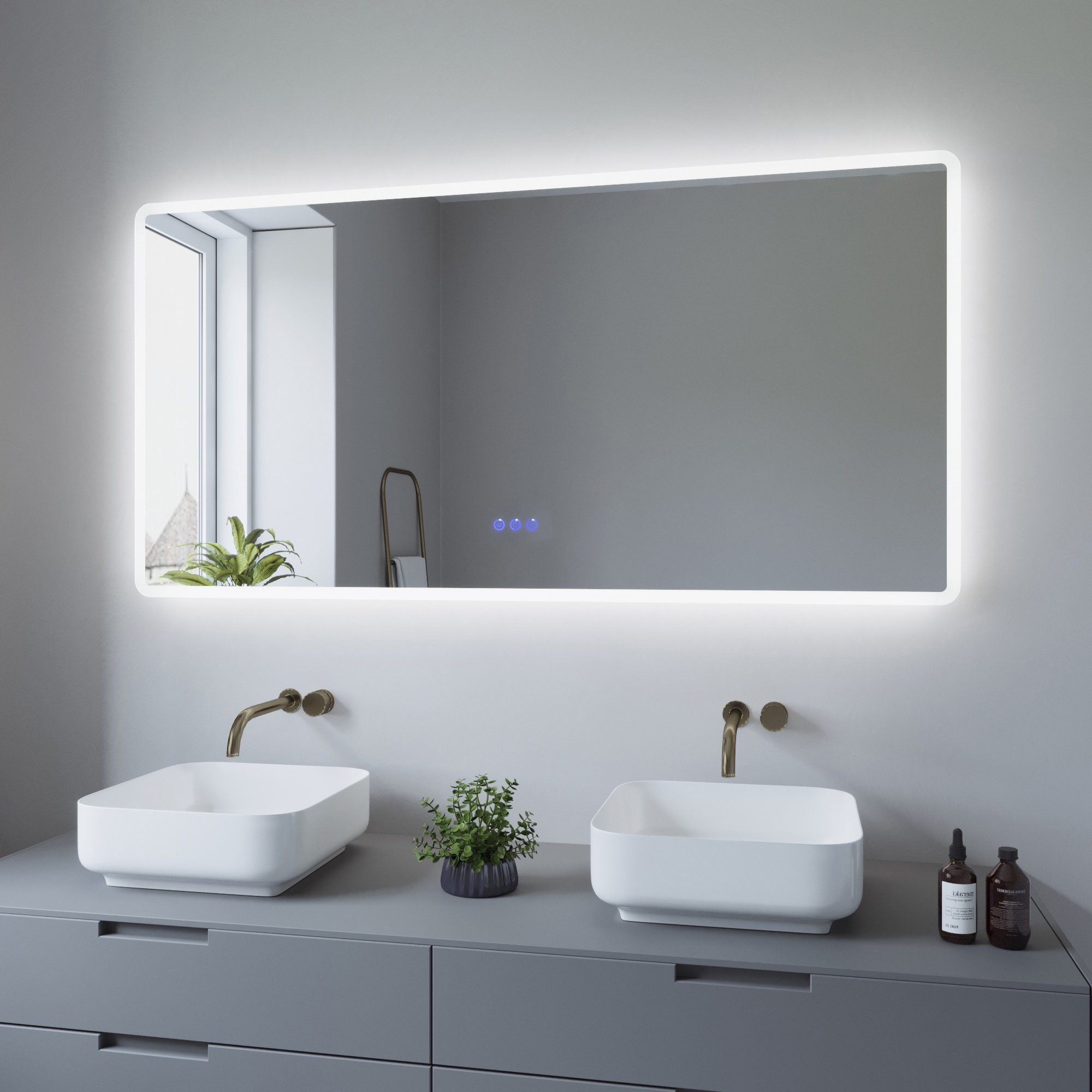 Badezimmer: Großer Spiegel mit Licht, zwei Waschbecken, Pflanzen auf grauem Schrank.
