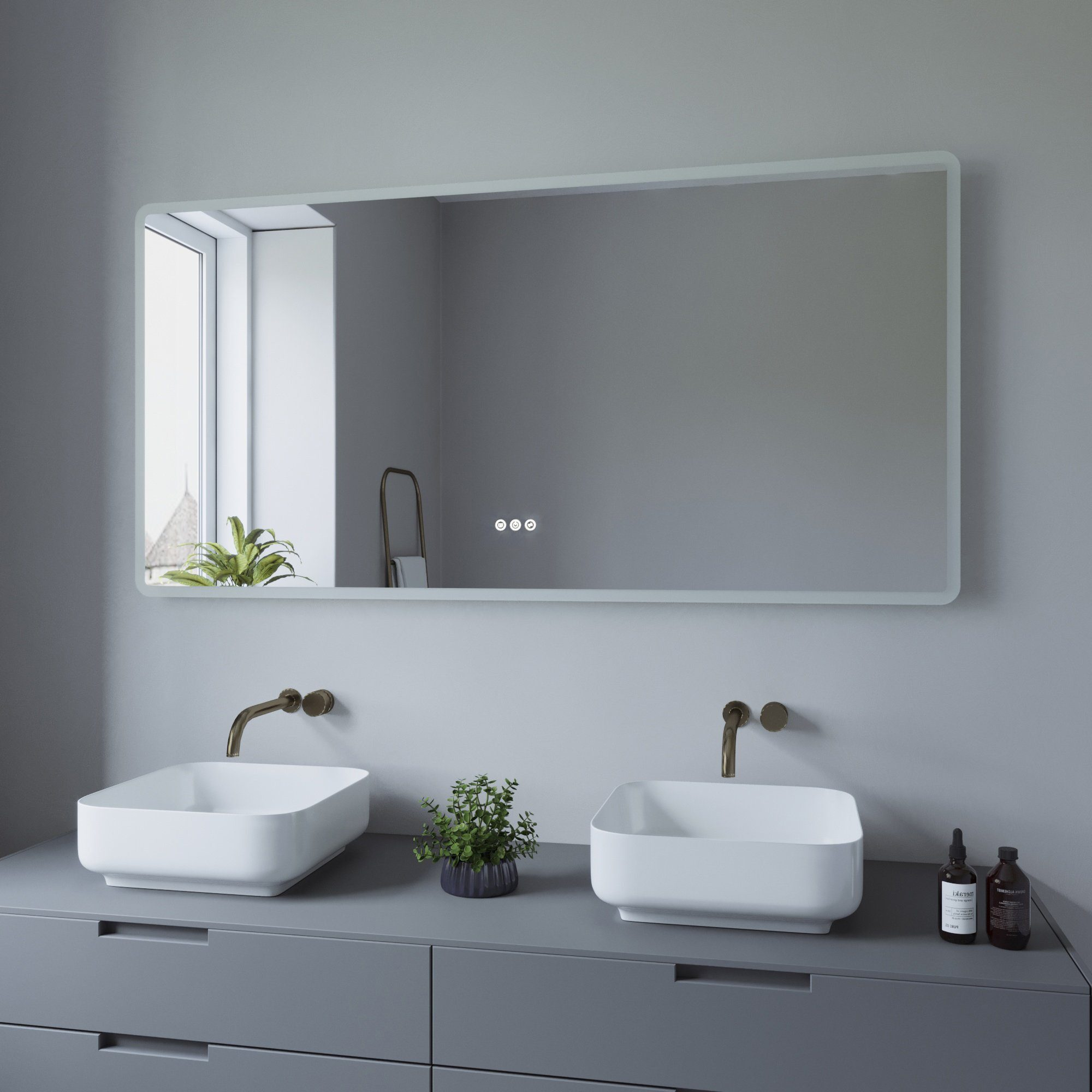 Modernes Badezimmer mit großem Spiegel, zwei Waschbecken und Pflanzen. Graue Wände und Akzente.