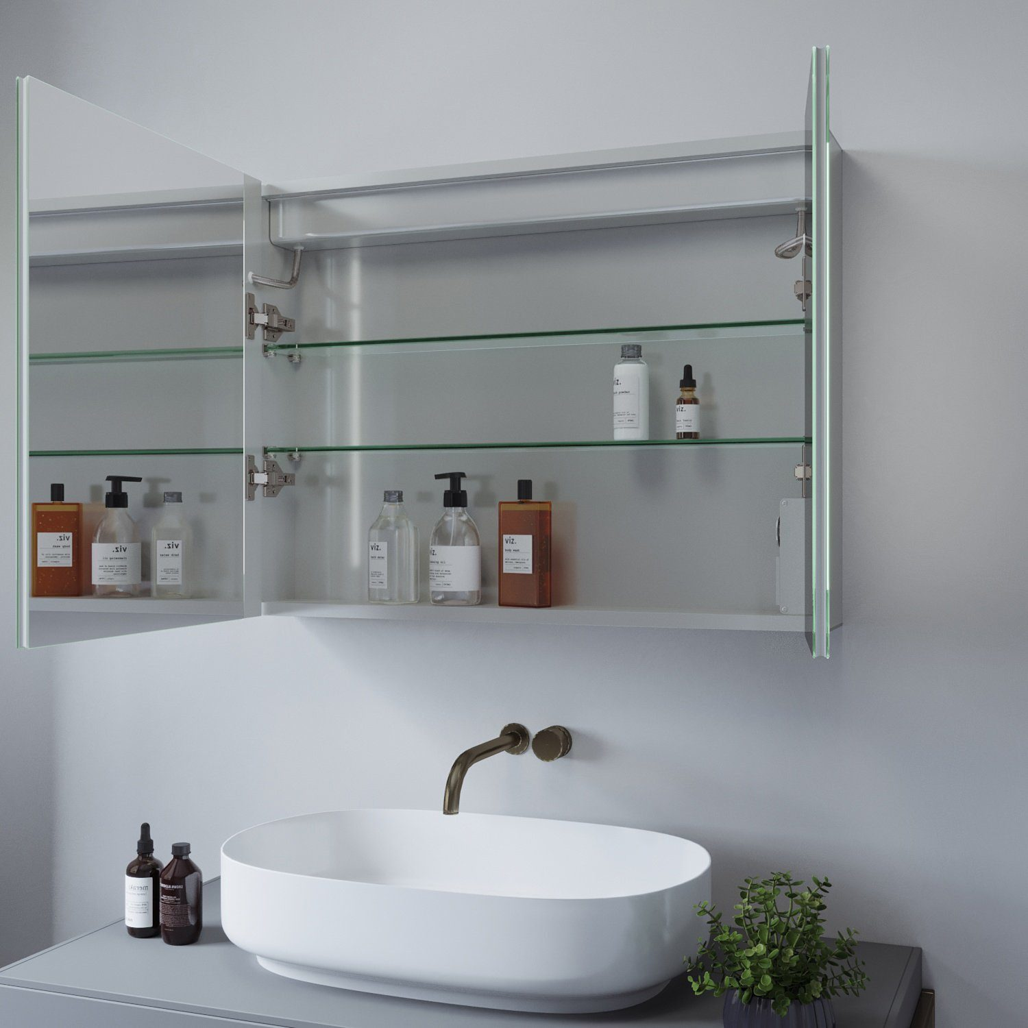 Ein Badezimmerschrank mit offenen Spiegeltüren, der Toilettenartikel zeigt.