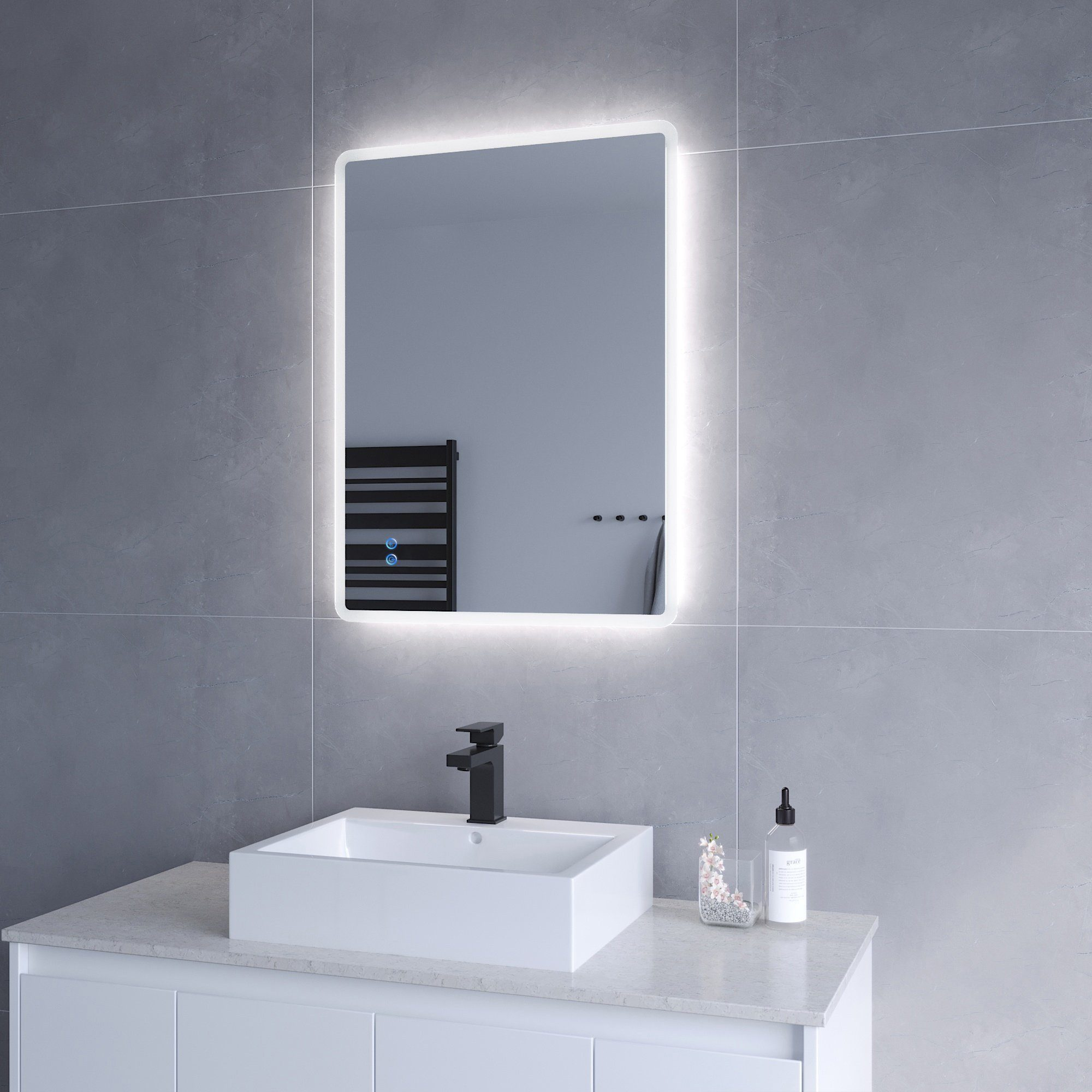 Ein modernes Badezimmer mit einem rechteckigen Spiegel mit Licht.