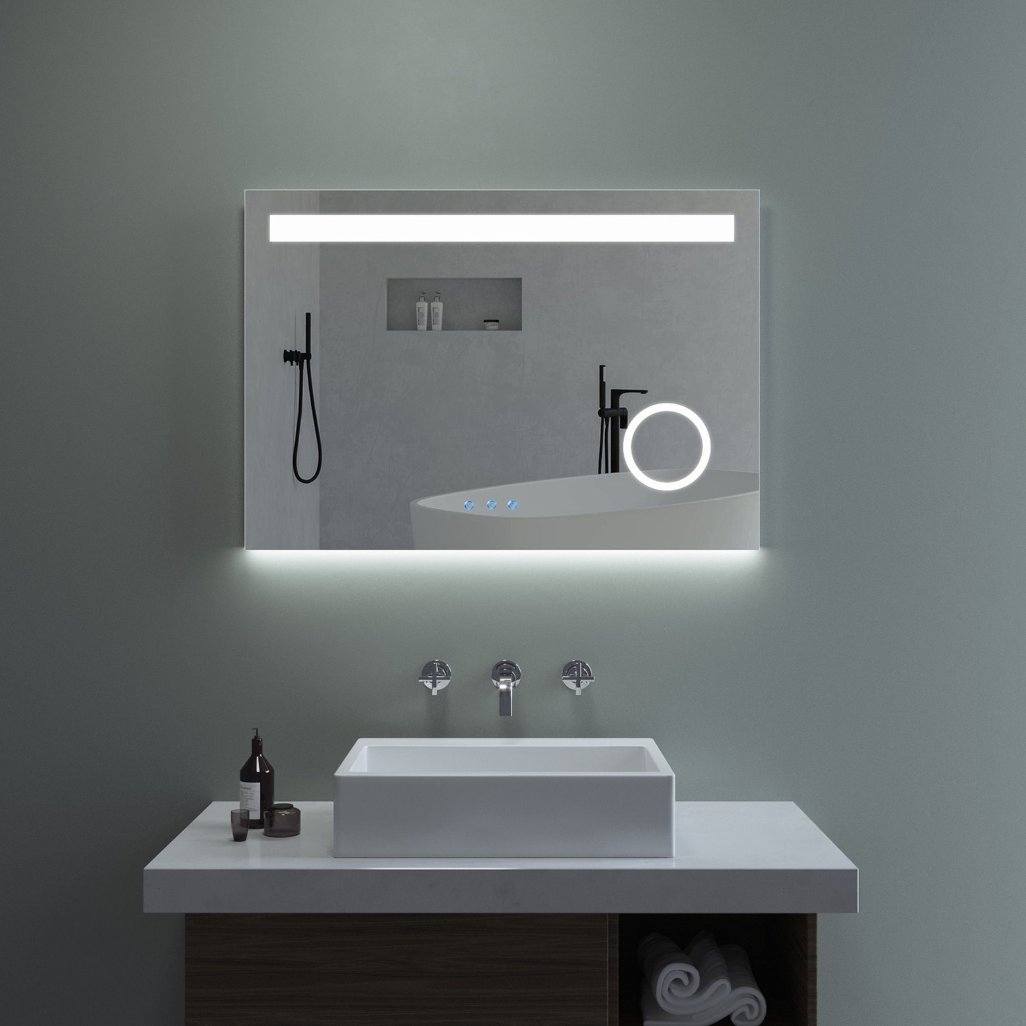 Modernes Badezimmer mit beleuchtetem Spiegel über einem weißen Waschbecken. Mit Spiegel, Wasserhahn und Lichtleiste.