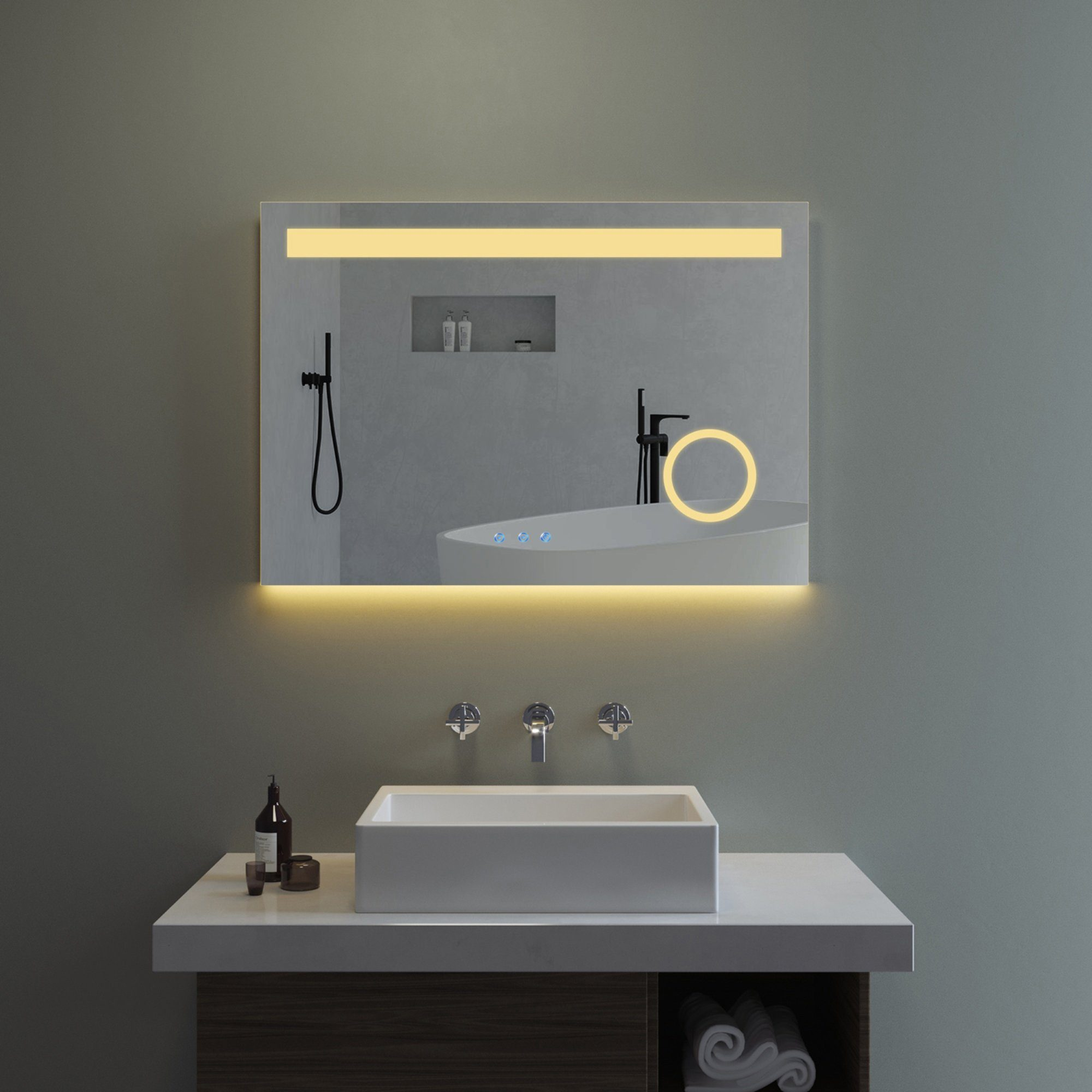 Beleuchteter Spiegel in einem Badezimmer. Rechteckige Form, beleuchtete Kanten und ein kreisförmiges Licht.
