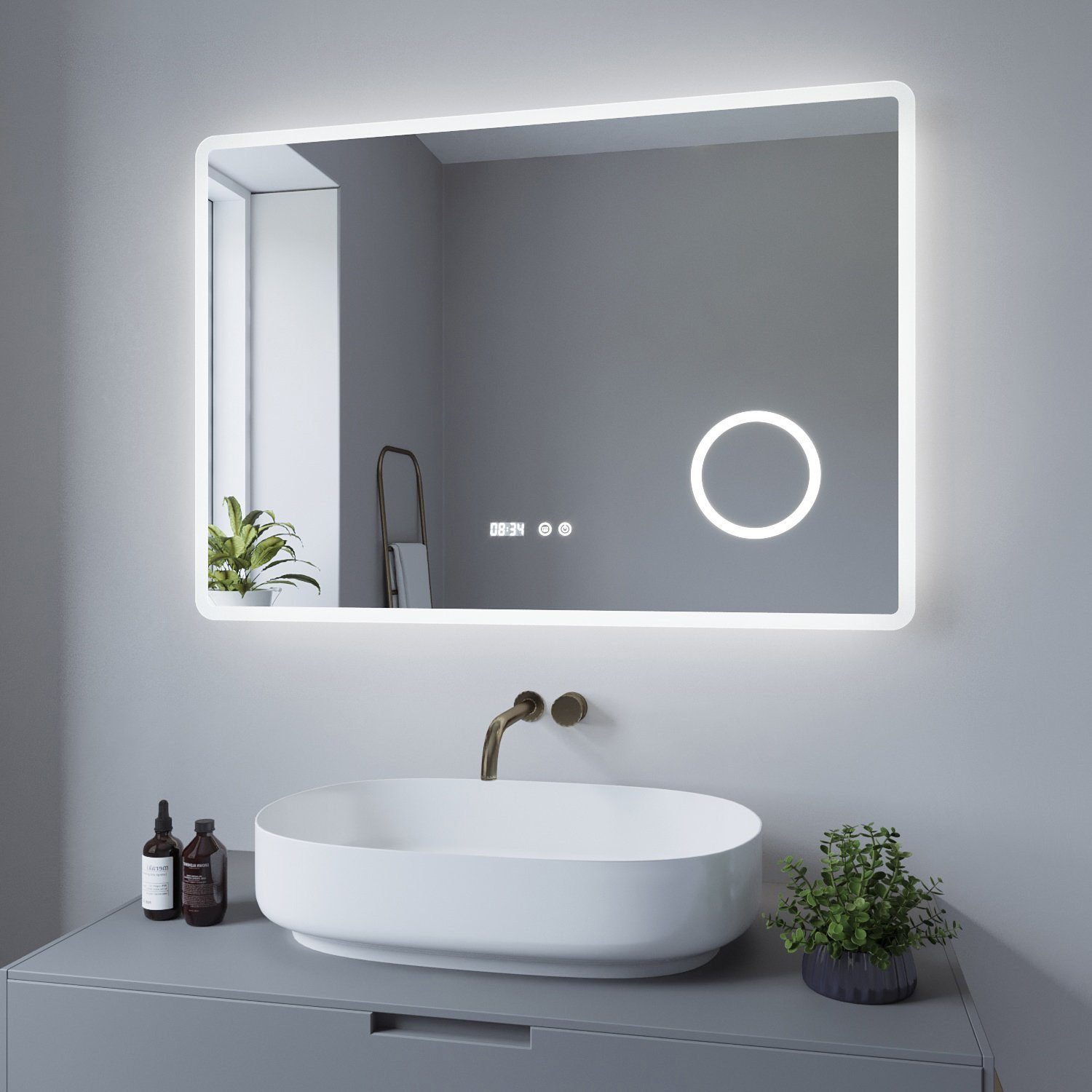 Badezimmerspiegel mit Licht. Ein Waschbecken und Pflanzen befinden sich unter dem Spiegel. Die Wand ist grau.