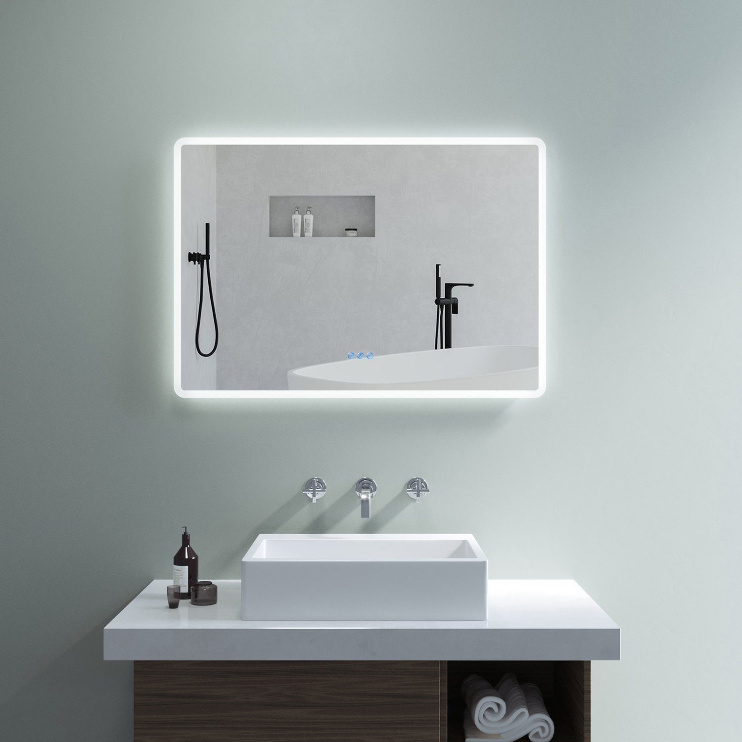 Badezimmer mit beleuchtetem Spiegel über einem weißen Waschbecken und einer Arbeitsplatte.