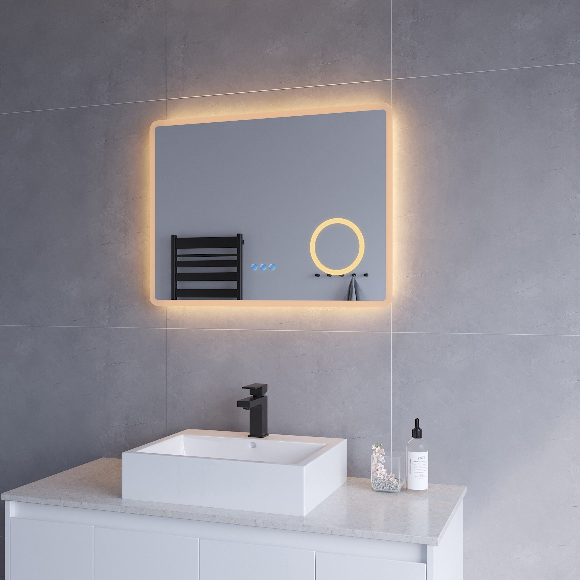 Modernes Badezimmer mit beleuchtetem rechteckigem Spiegel, Waschbecken und Zubehör, grauer Fliesenhintergrund.