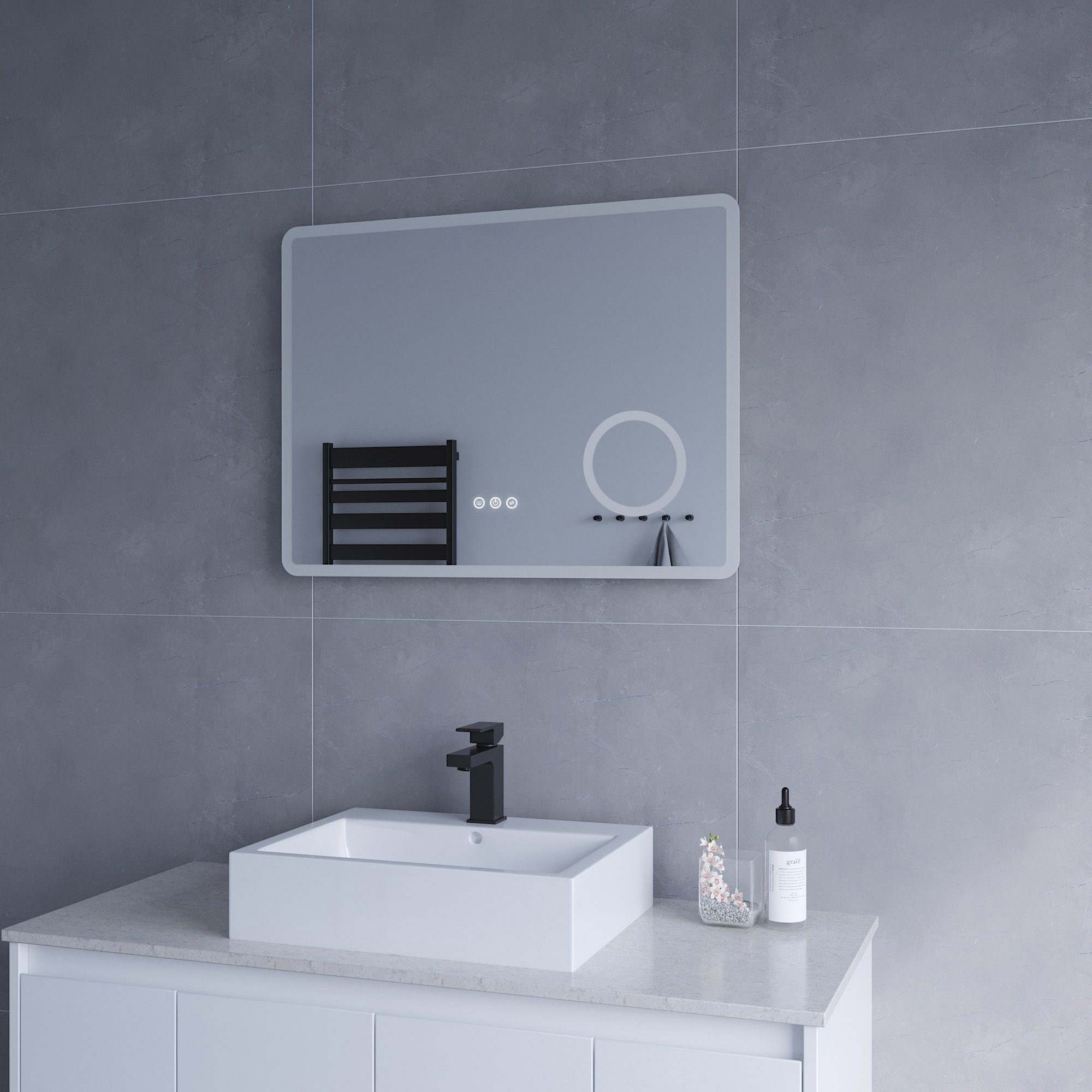 Badezimmer-Szene mit rechteckigem Spiegel, Waschbecken und schwarzem Wasserhahn. Zubehör und Handtuchhalter.