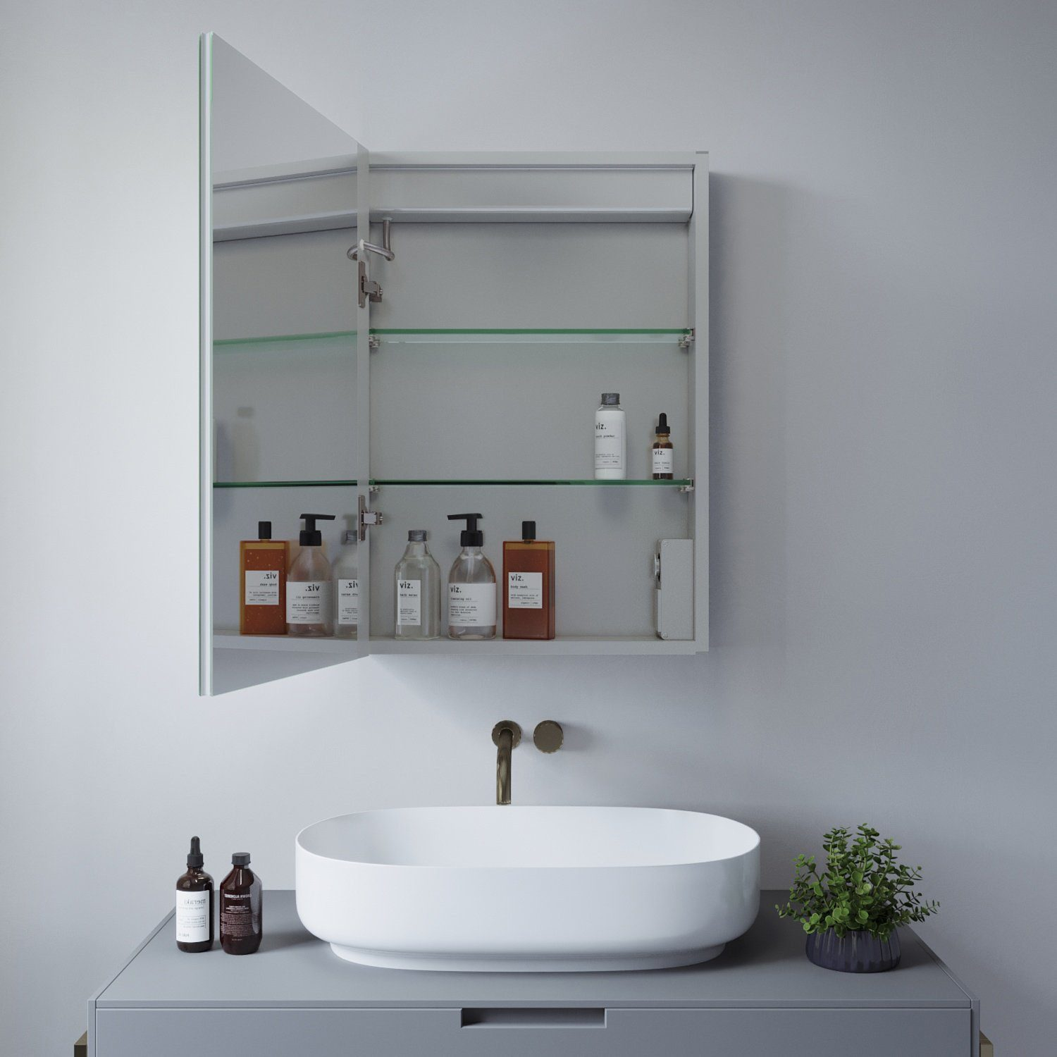 Badschrank mit Spiegel, geöffnet, um Flaschen und Gegenstände über einem Waschbecken zu zeigen.