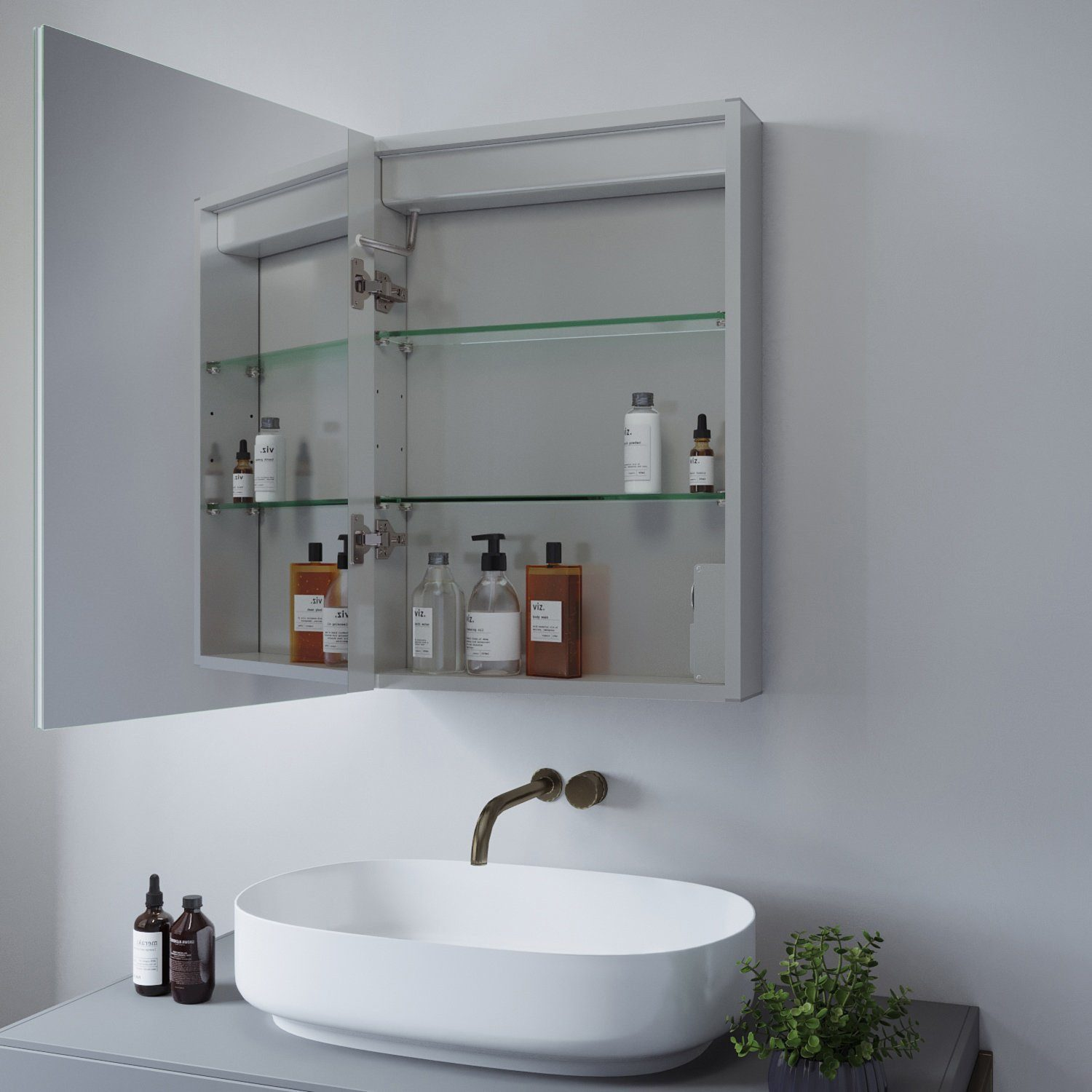 Badezimmerschrank, geöffnet. Weißer Schrank mit Regalen und Toilettenartikeln, über einem weißen Waschbecken mit Messingarmatur.