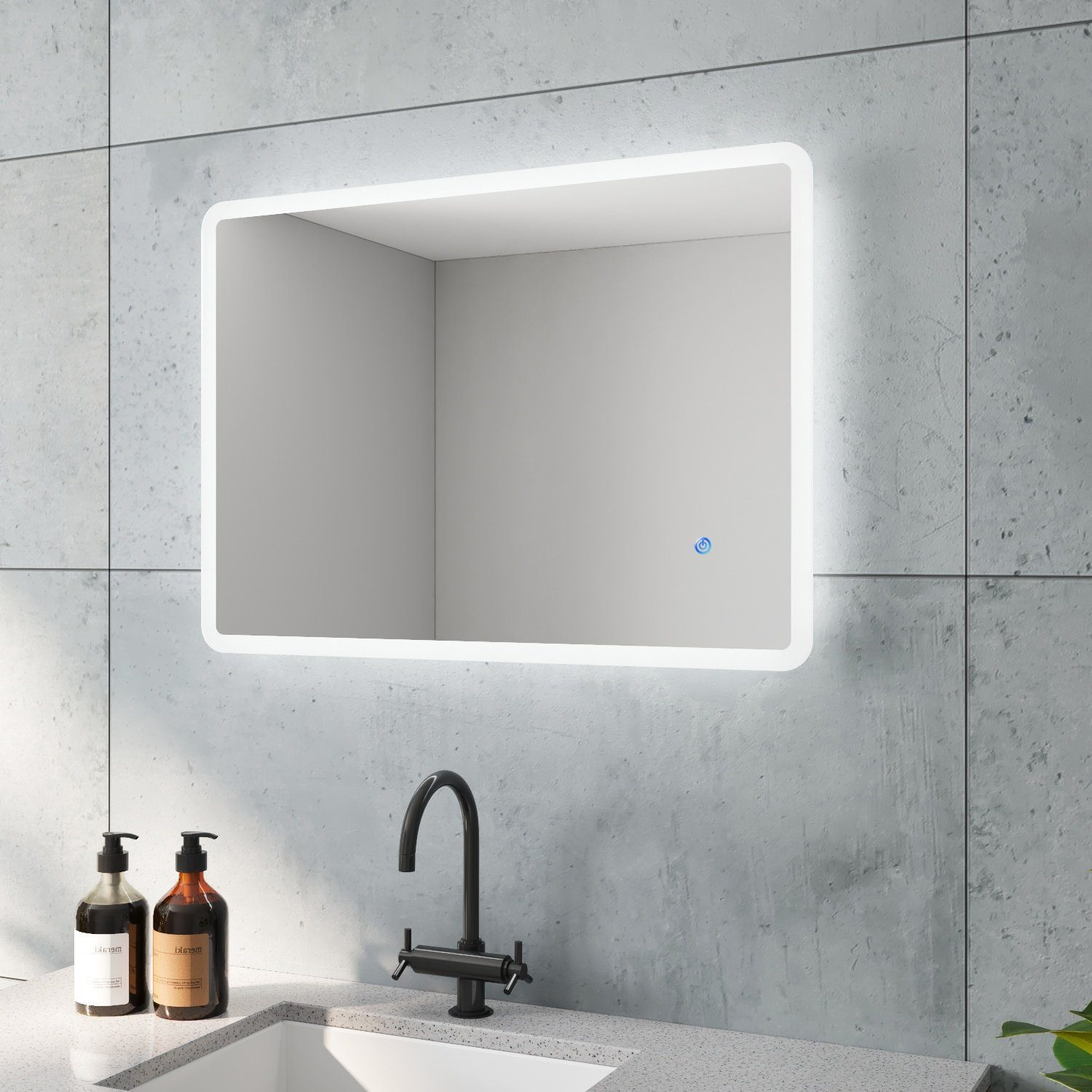 Ein moderner rechteckiger Spiegel mit LED-Lichtrahmen, der an einer Betonwand hängt, mit einem Waschbecken.