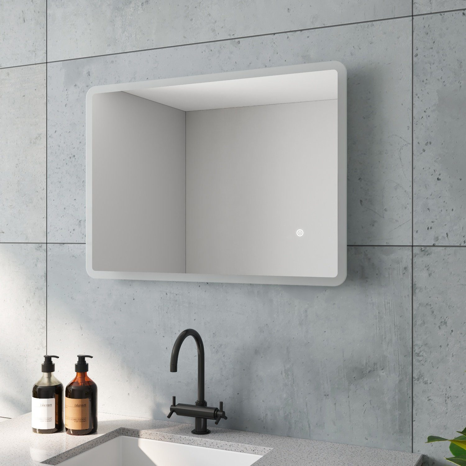 Moderner Badezimmerspiegel mit Licht, über einem Waschbecken mit Seifenflaschen und Wasserhahn.