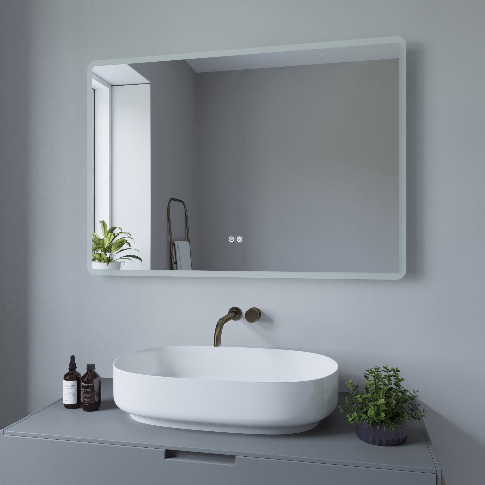 Ein Badezimmer mit Spiegel, weißem Waschbecken und Pflanzen, mit grauen Wänden.