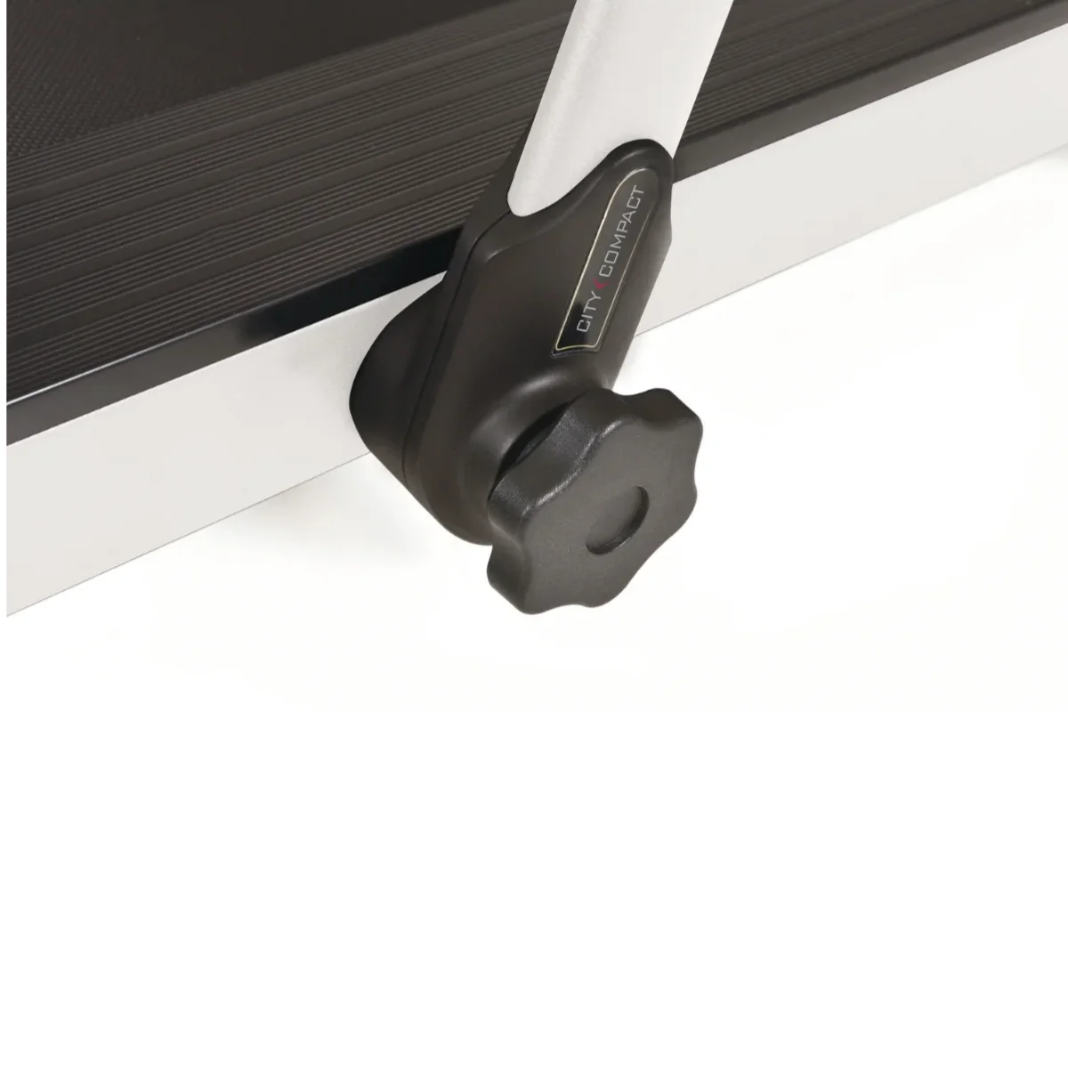 Close-up van een verstelkno op een loopband, zwart op wit frame.