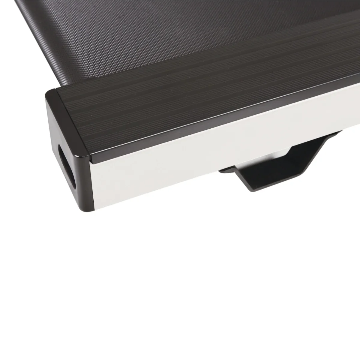 Close-up van een zwarte en zilveren luidspreker of soundbar. Witte achtergrond.