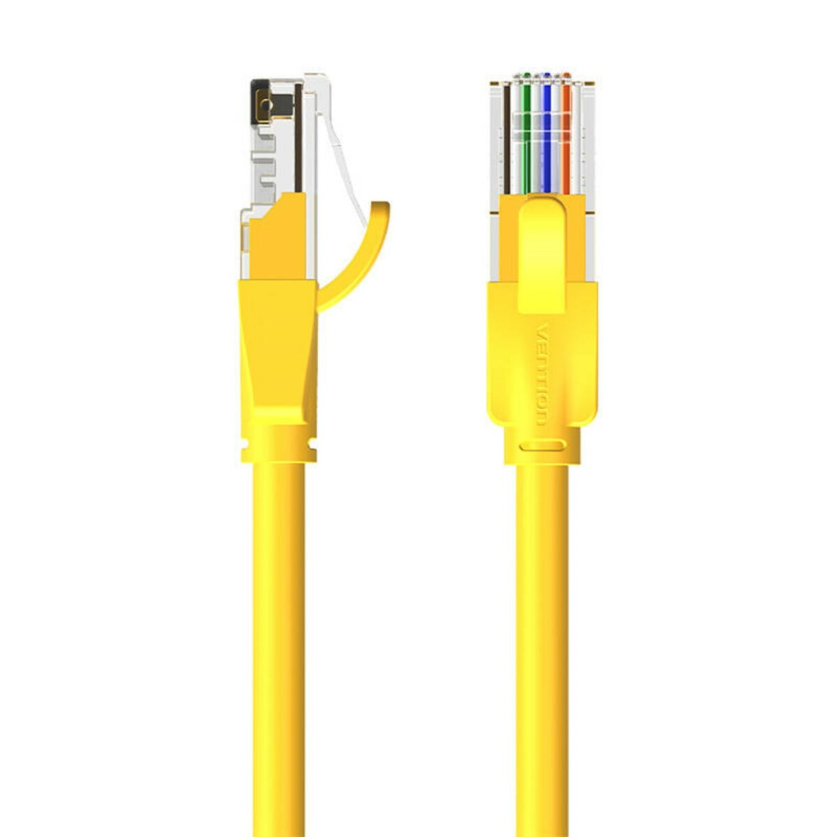 Cavo Ethernet giallo, primo piano. Il cavo ha connettori su entrambe le estremità, su sfondo bianco.