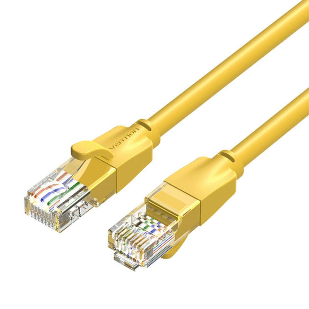 Due cavi Ethernet gialli con connettori trasparenti sono posizionati uno accanto all'altro.