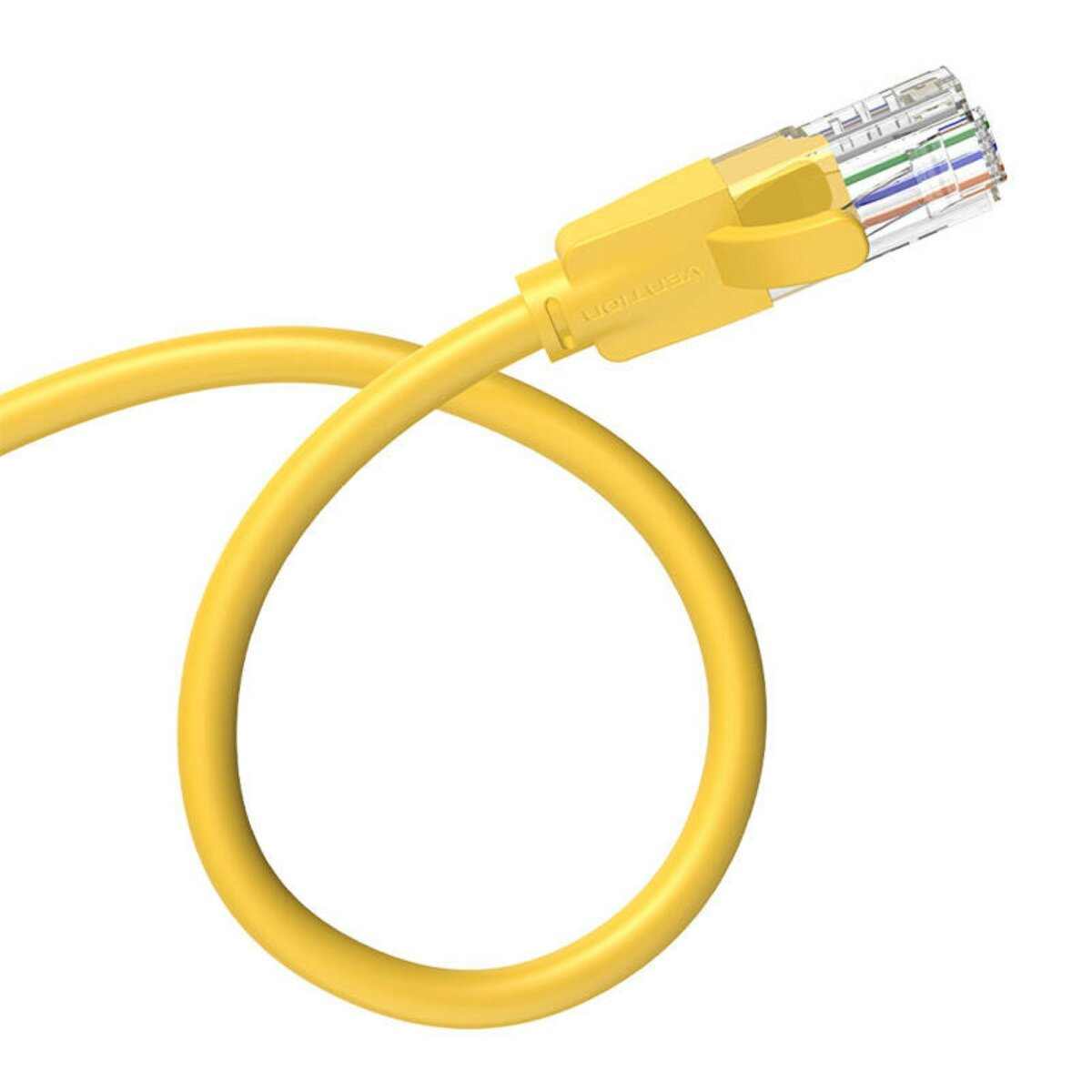 Un cavo Ethernet giallo con un connettore trasparente, avvolto in un anello.