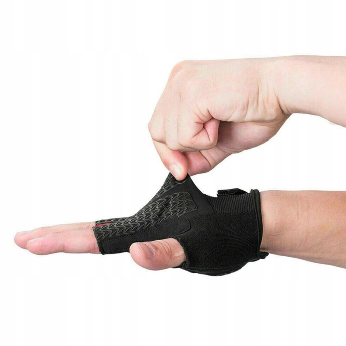 Person trägt schwarzen Handschuh. Der Handschuh wird leicht gezogen, um die Innenseite zu zeigen. Weißer Hintergrund.