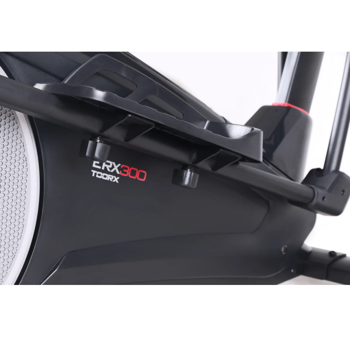 Close-up van het zwarte en grijze frame van een crosstrainer, met branding.