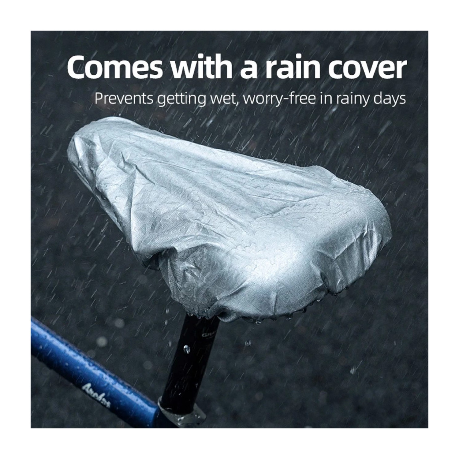 Siodło rowerowe pokryte srebrną osłoną przeciwdeszczową, z widocznymi kroplami deszczu na ciemnym tle.