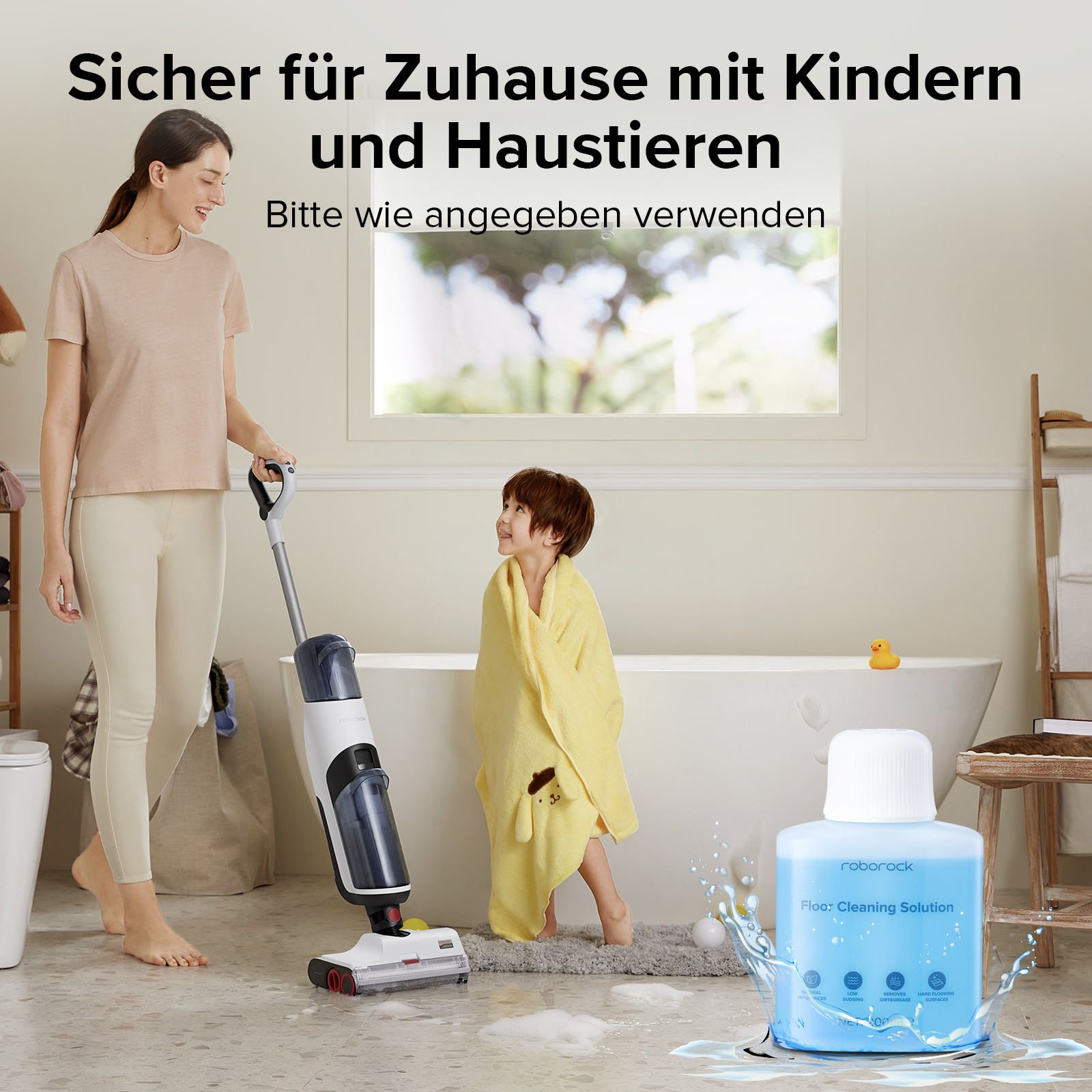 Frau und Kind im Badezimmer mit Reinigungslösung, Staubsauger.
