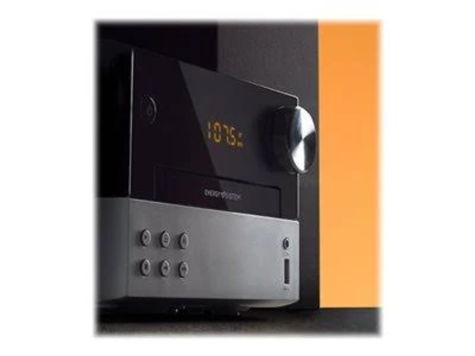 Impianto stereo nero e argento con display digitale e manopola del volume.