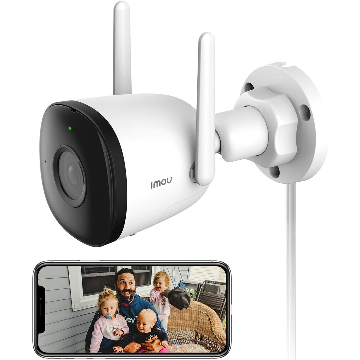 Biało-czarna kamera bezpieczeństwa zamontowana na ścianie, ze smartfonem pokazującym rodzinę.