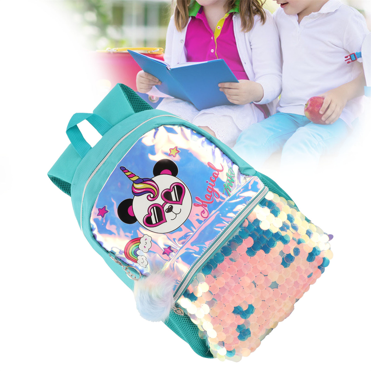 Rucksack mit Pandadesign und Pailletten, gehalten von zwei Kindern.