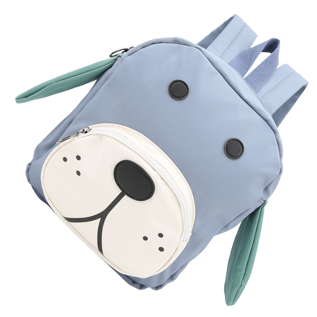 Blauer rucksack in Hundeform mit weißem Gesicht, schwarzen Augen und grünen Ohren. Der Rucksack ist schräg gestellt.