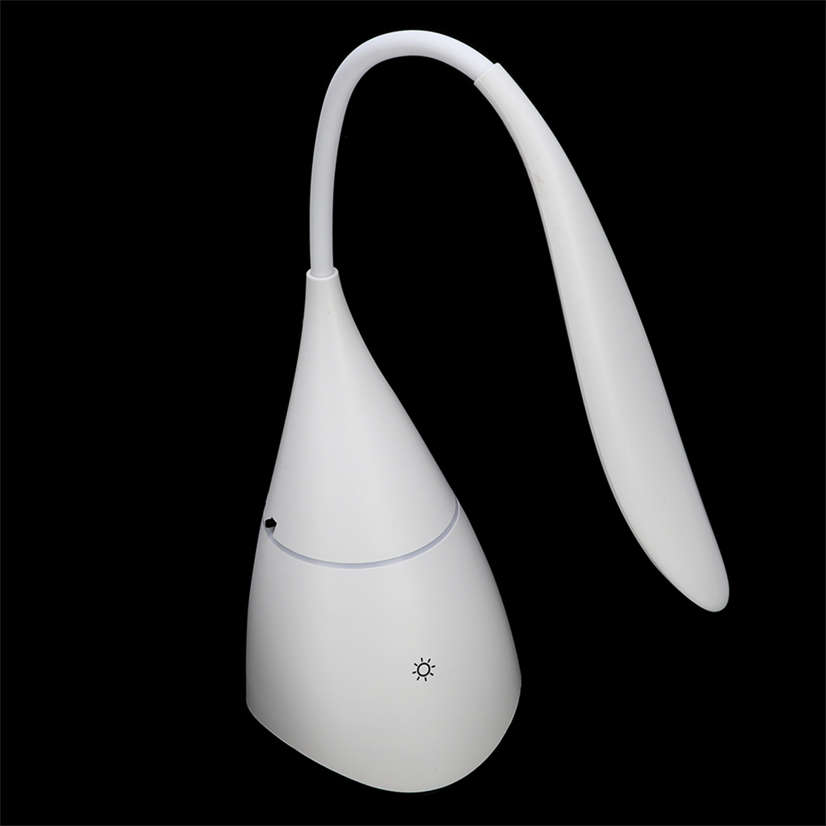Eine weiße Schreibtischlampe auf schwarzem Hintergrund. Die Lampe hat einen gebogenen, flexiblen Hals und ein Sonnensymbol.