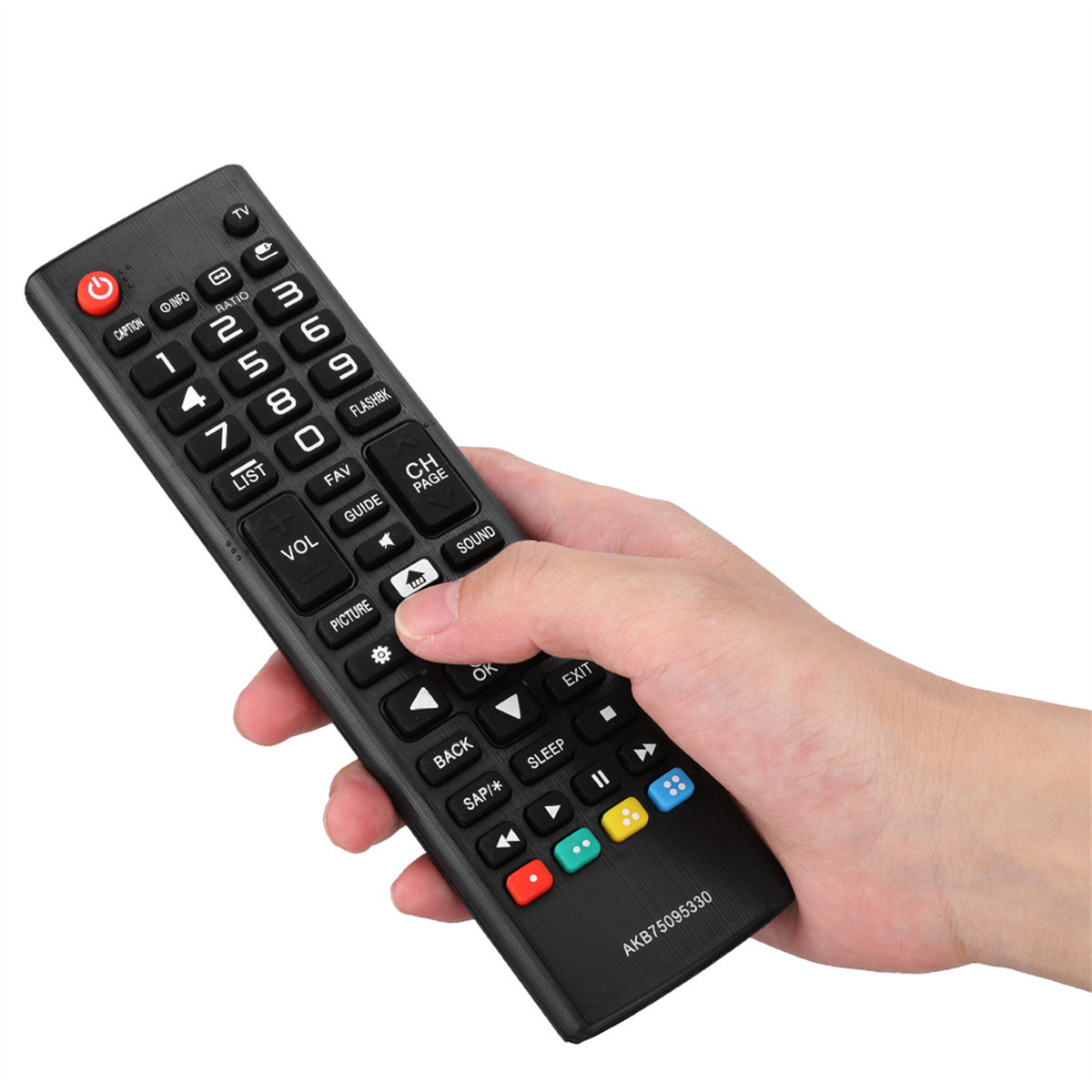 Eine Hand hält eine schwarze Fernbedienung mit vielen Tasten. Die Fernbedienung hat oben einen roten Power-Knopf.