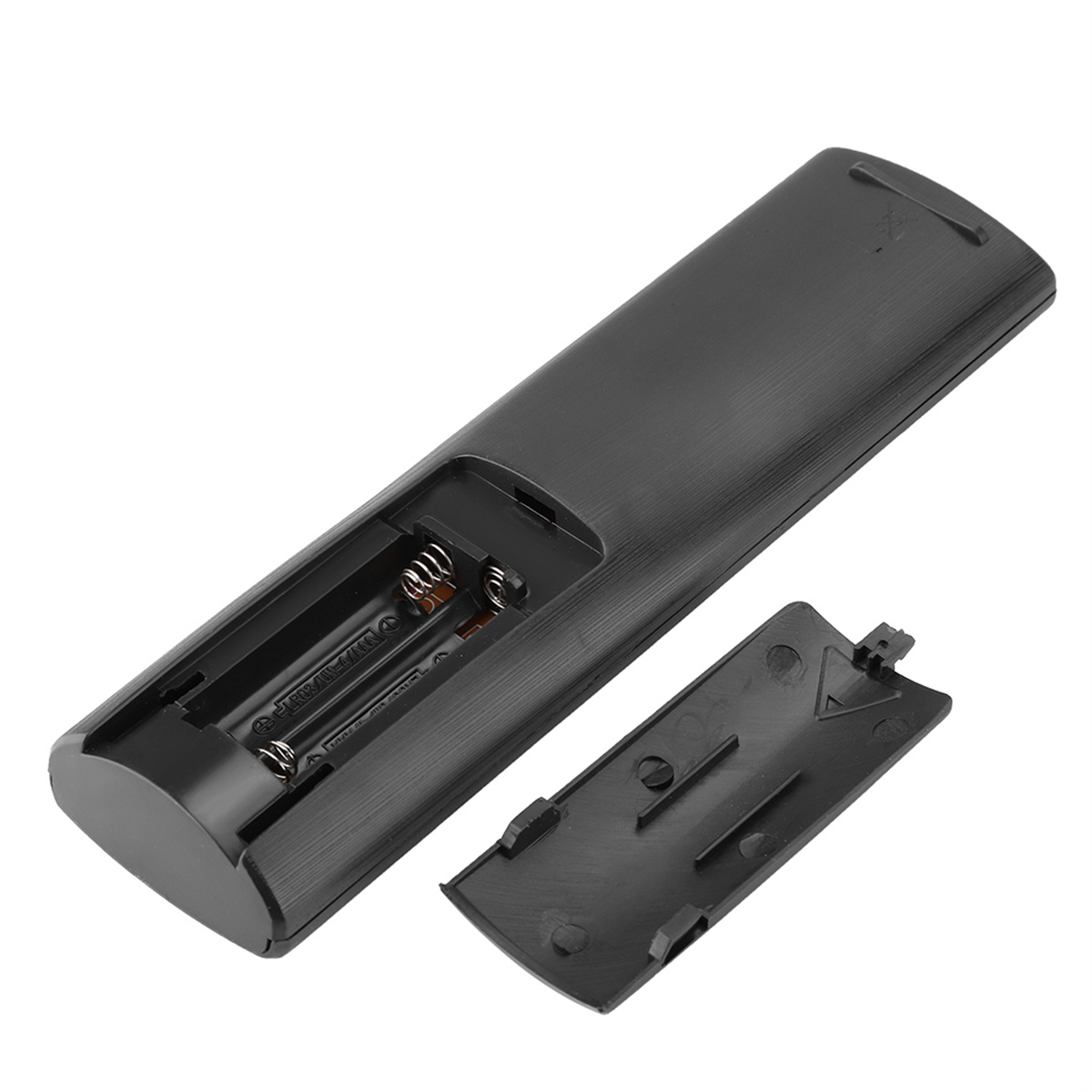 Schwarze Fernbedienung mit geöffnetem Batteriefach, Batterien sichtbar.