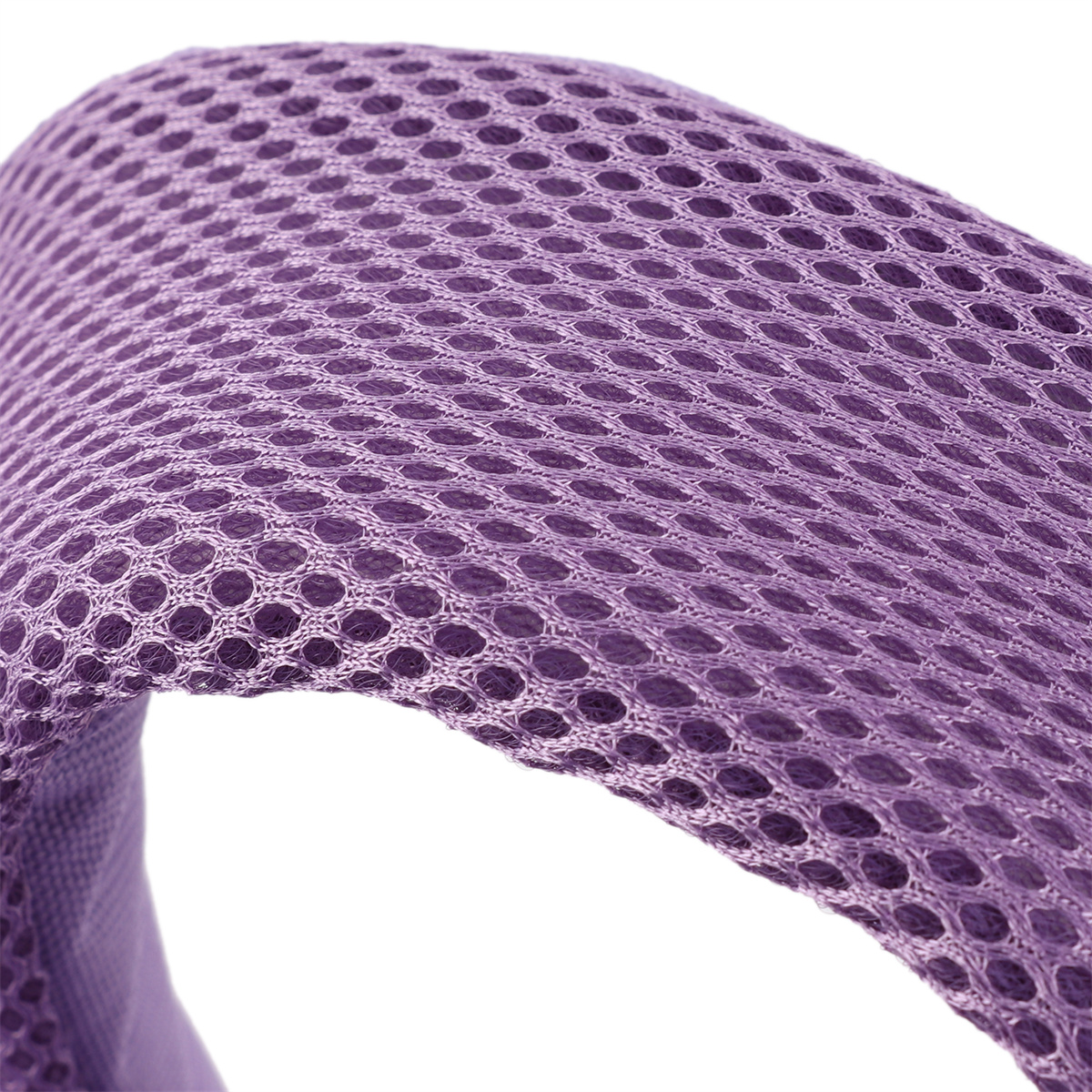 Nahaufnahme von violettem Mesh-Material, das ein dichtes Muster aus kleinen Löchern zeigt.