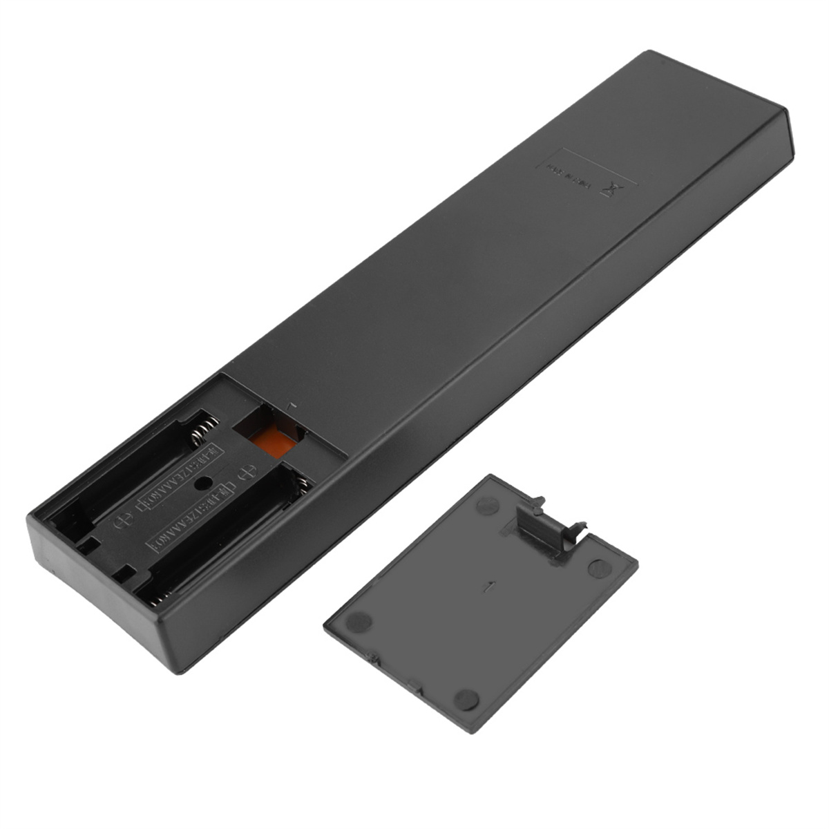 Die Rückseite einer schwarzen Fernbedienung mit geöffnetem Batteriefach.