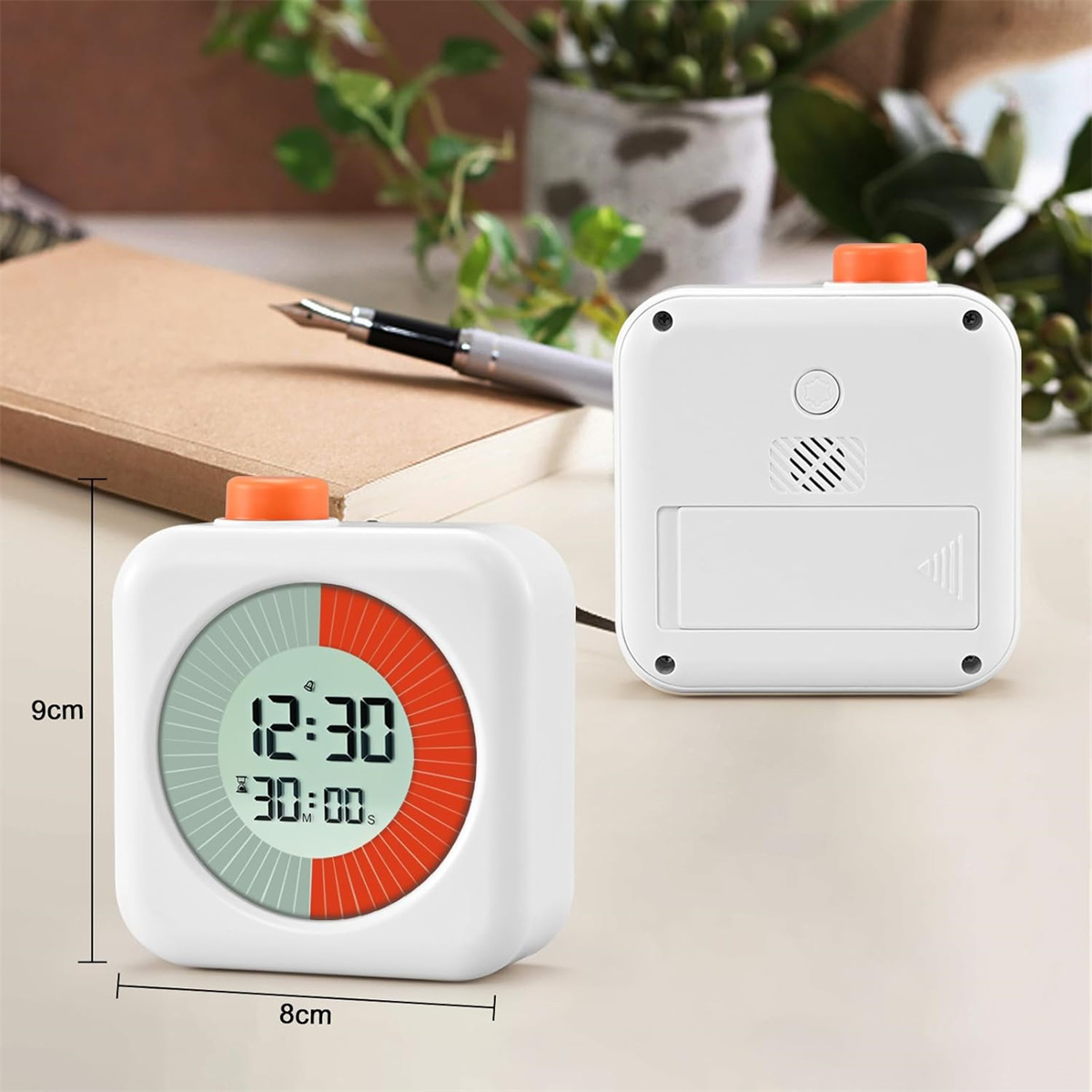 Ein weißer Timer mit orangenen Knöpfen, der 12:30 und 30:00 auf einem Tisch anzeigt.