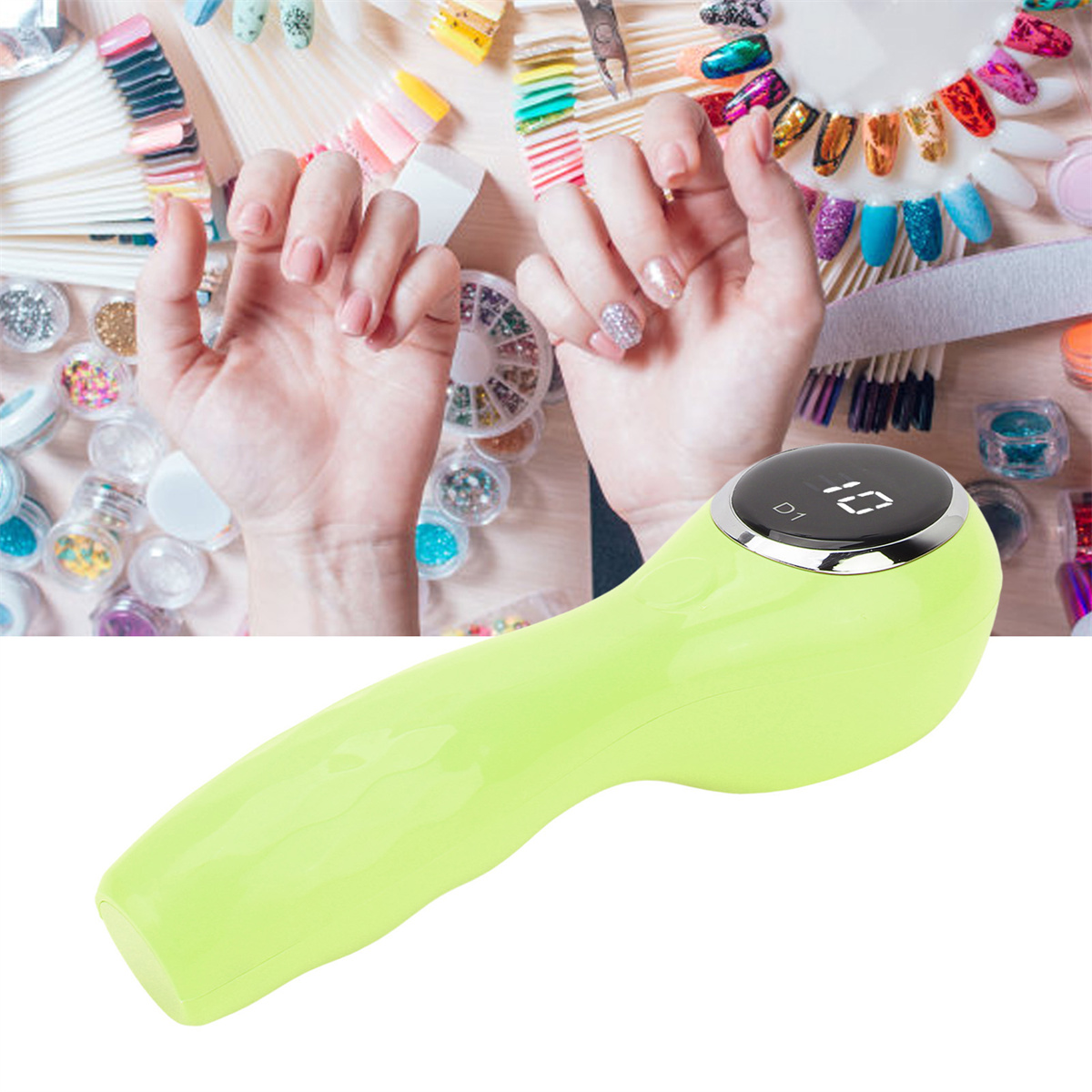 Eine grüne Nagelhärtungslampe mit Digitalanzeige, mit manikürten Händen und Werkzeugen im Hintergrund.