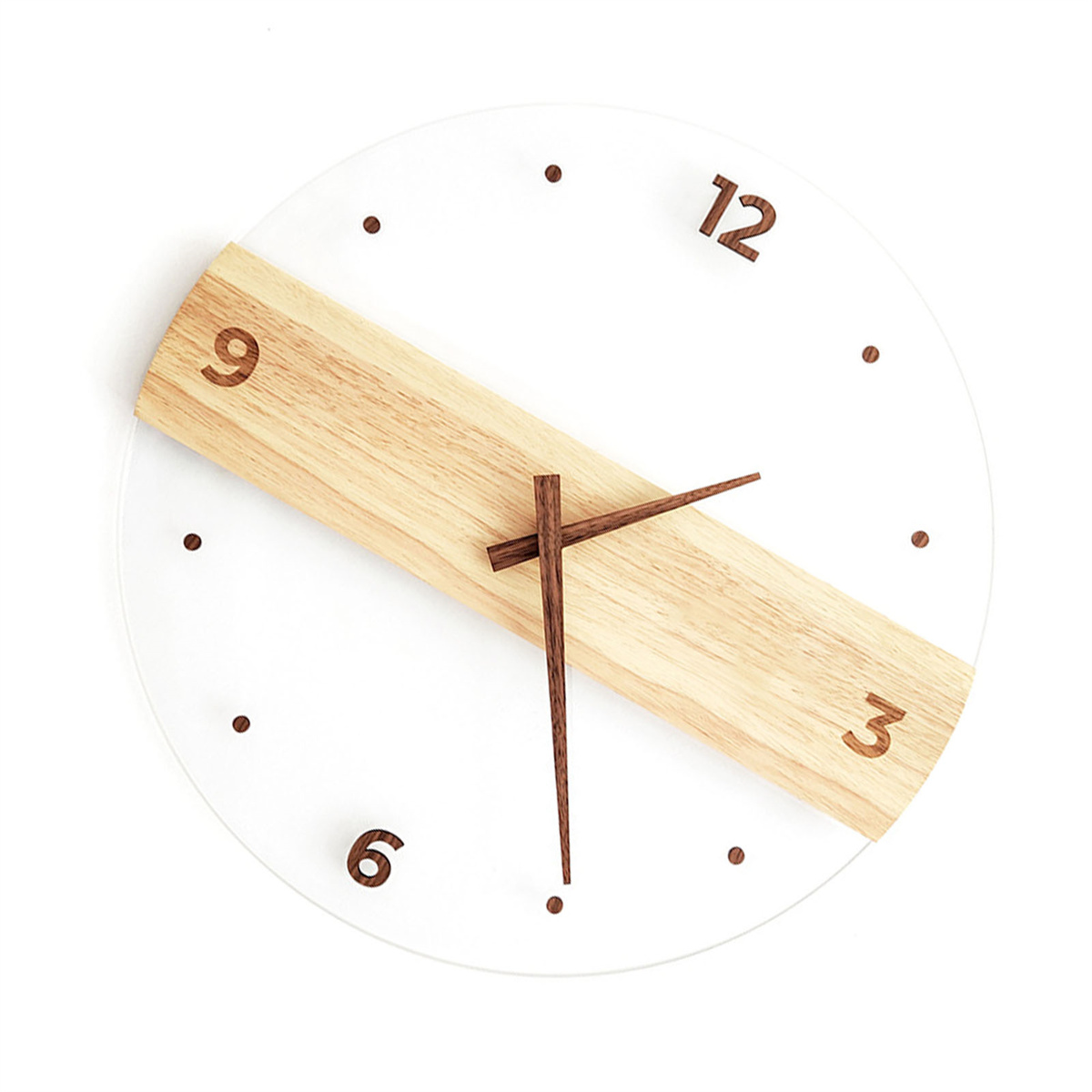 Eine Wanduhr mit Holzakzent und weißem Hintergrund mit Zahlen.