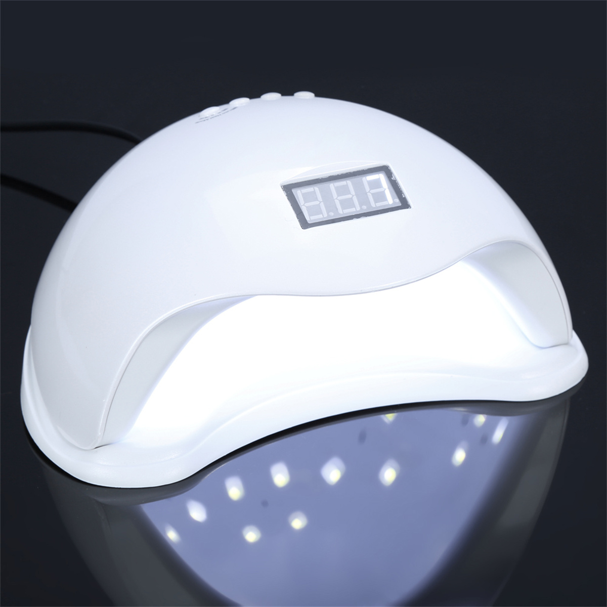 Weißer Nageltrockner mit Digitalanzeige, beleuchtet von kleinen weißen Lichtern.
