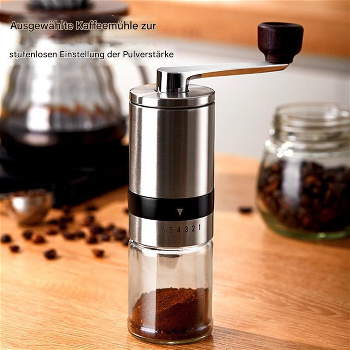 Eine manuelle Kaffeemühle, teilweise mit Kaffeepulver gefüllt. Eine andere Mühle ist im Hintergrund.