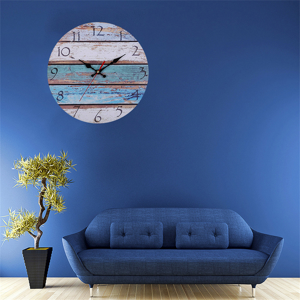 Eine hölzerne Wanduhr mit weißen und blauen Holzlatten und schwarzen Zeigern an einer blauen Wand.