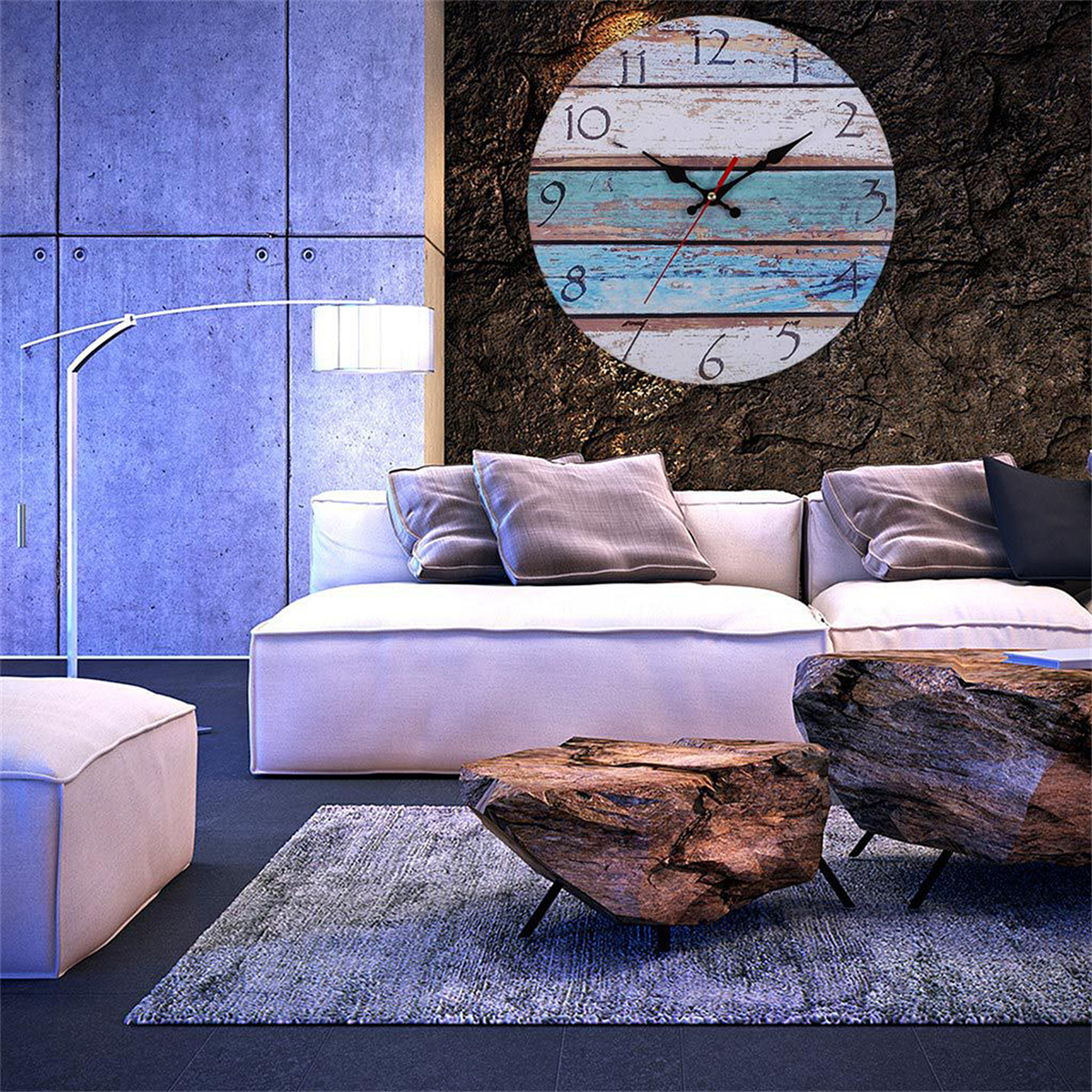 Wanduhr aus Holz an einer Ziegelmauer, umgeben von Wohnzimmer mit Sofa und Teppich.