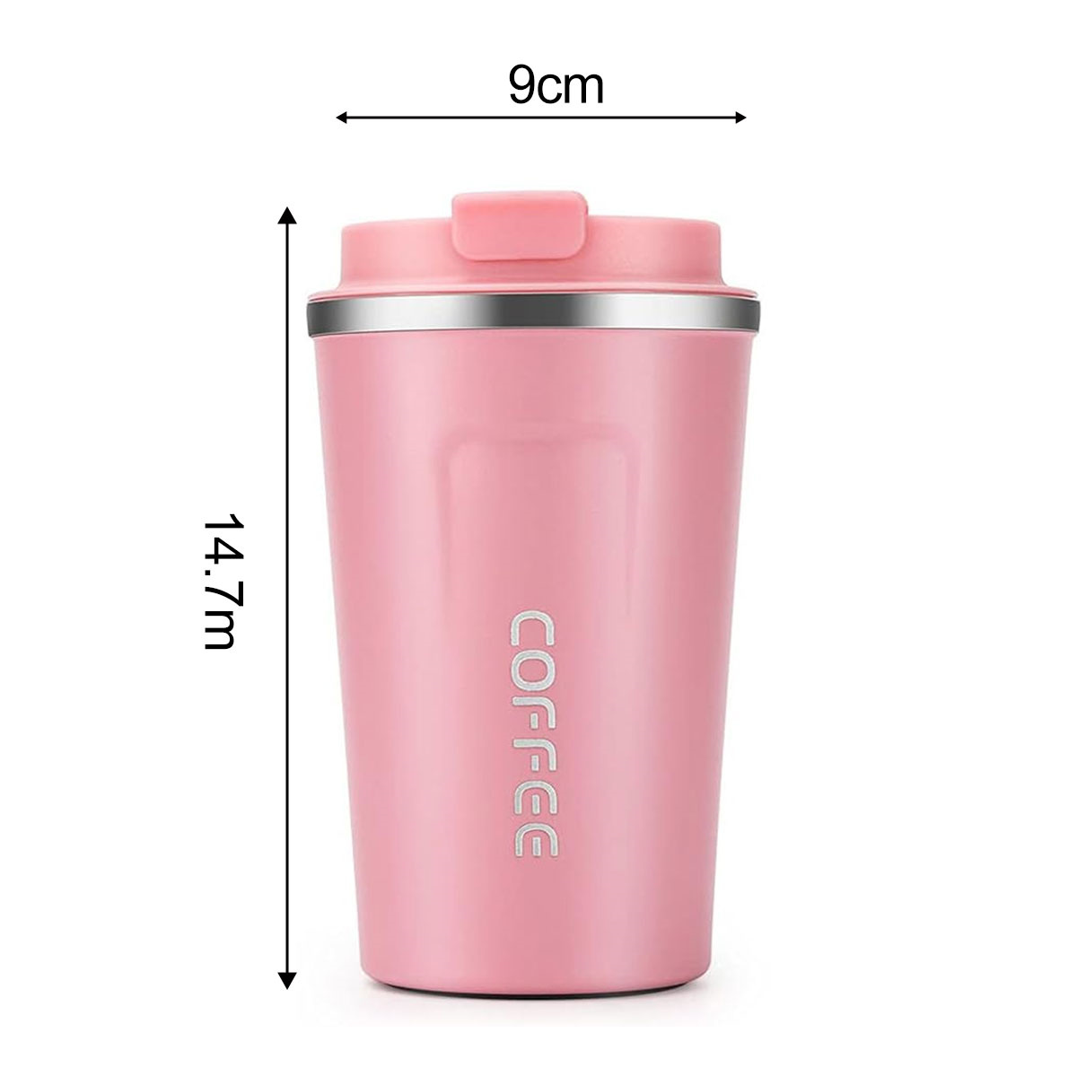 Ein rosa Reisebecher mit Deckel. Er ist 14,7 cm hoch und 9 cm breit. Er hat das Wort „COFFEE“.