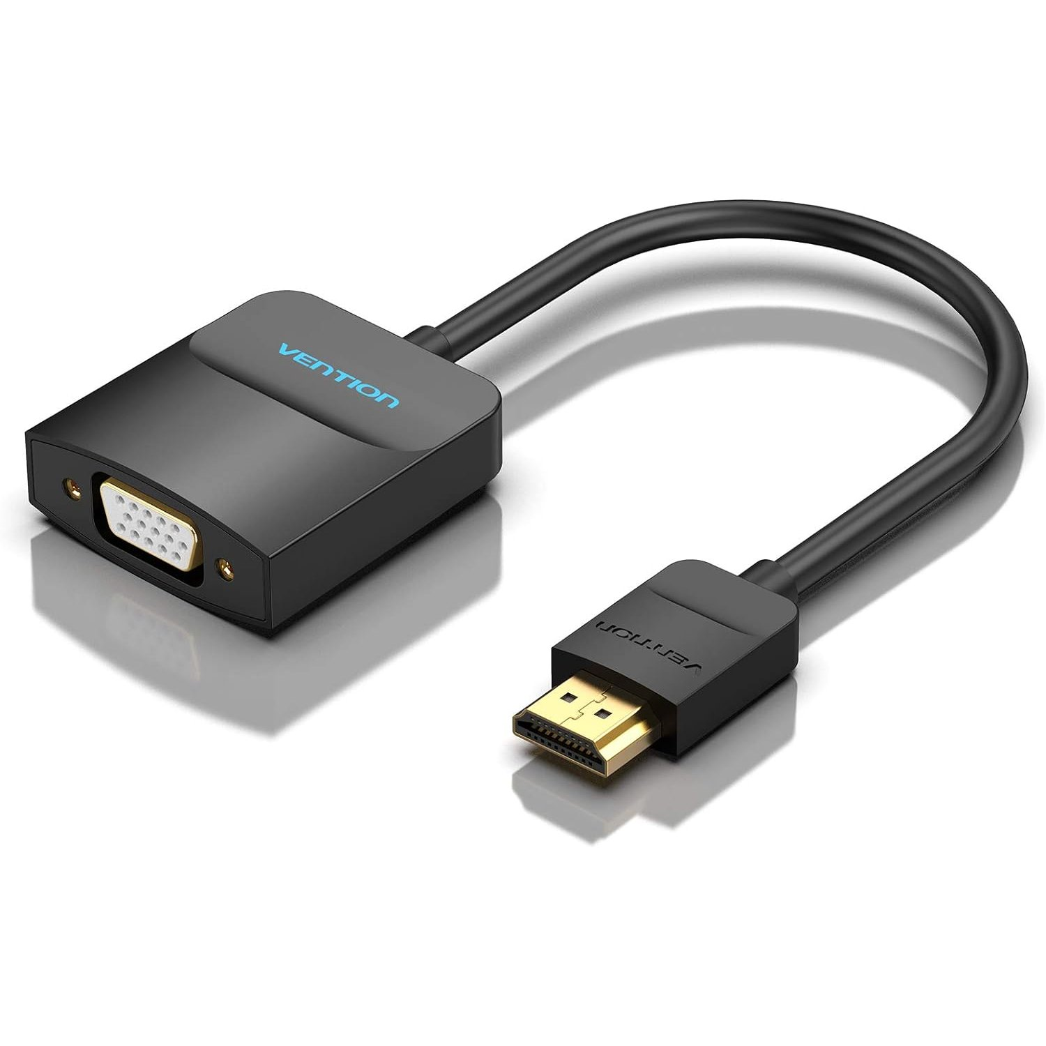 Un cable adaptador negro con un conector VGA y un conector HDMI, sobre un fondo blanco con reflejo.