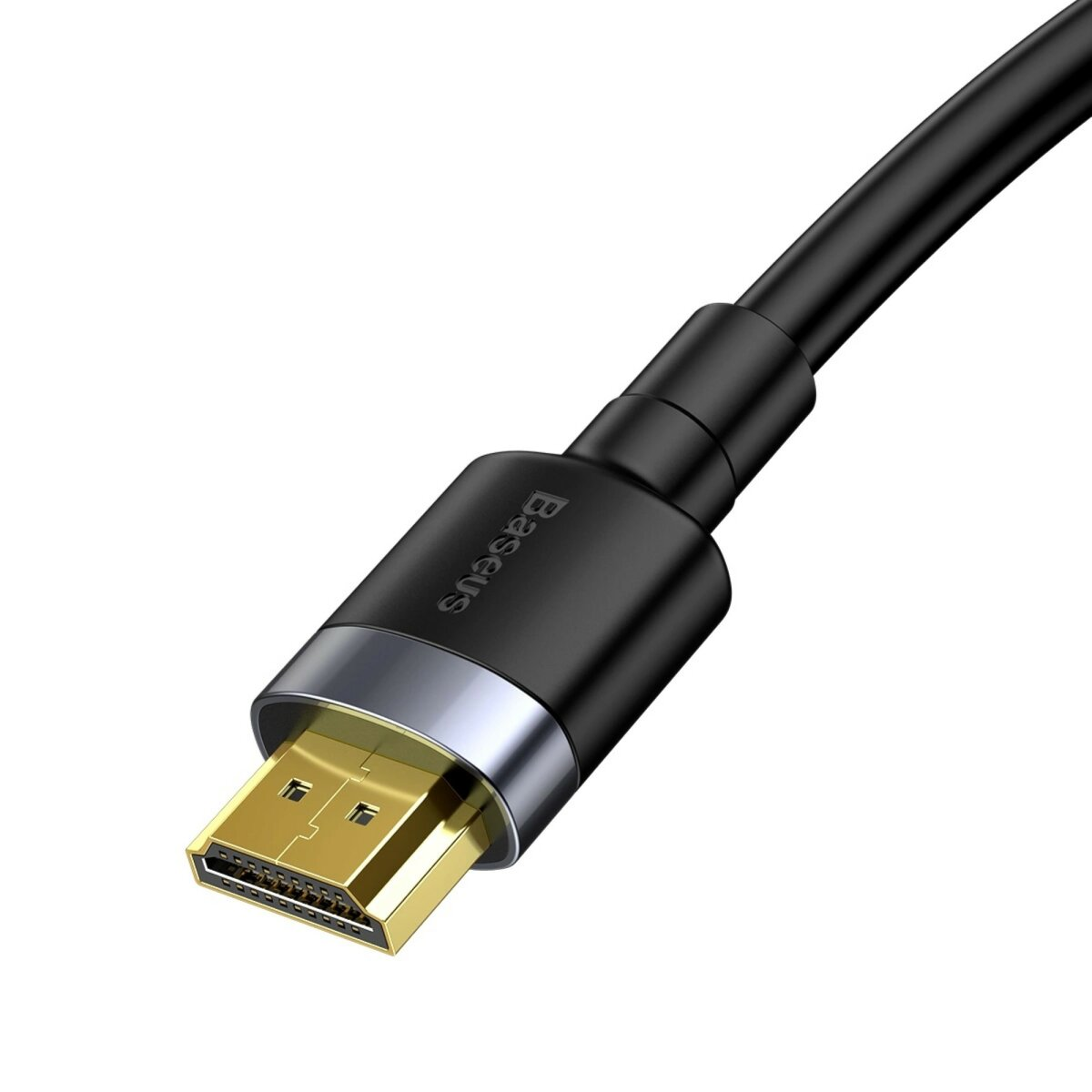Nahaufnahme eines schwarzen HDMI-Kabels. Der Stecker ist goldfarben, und der Markenname Baseus ist sichtbar.