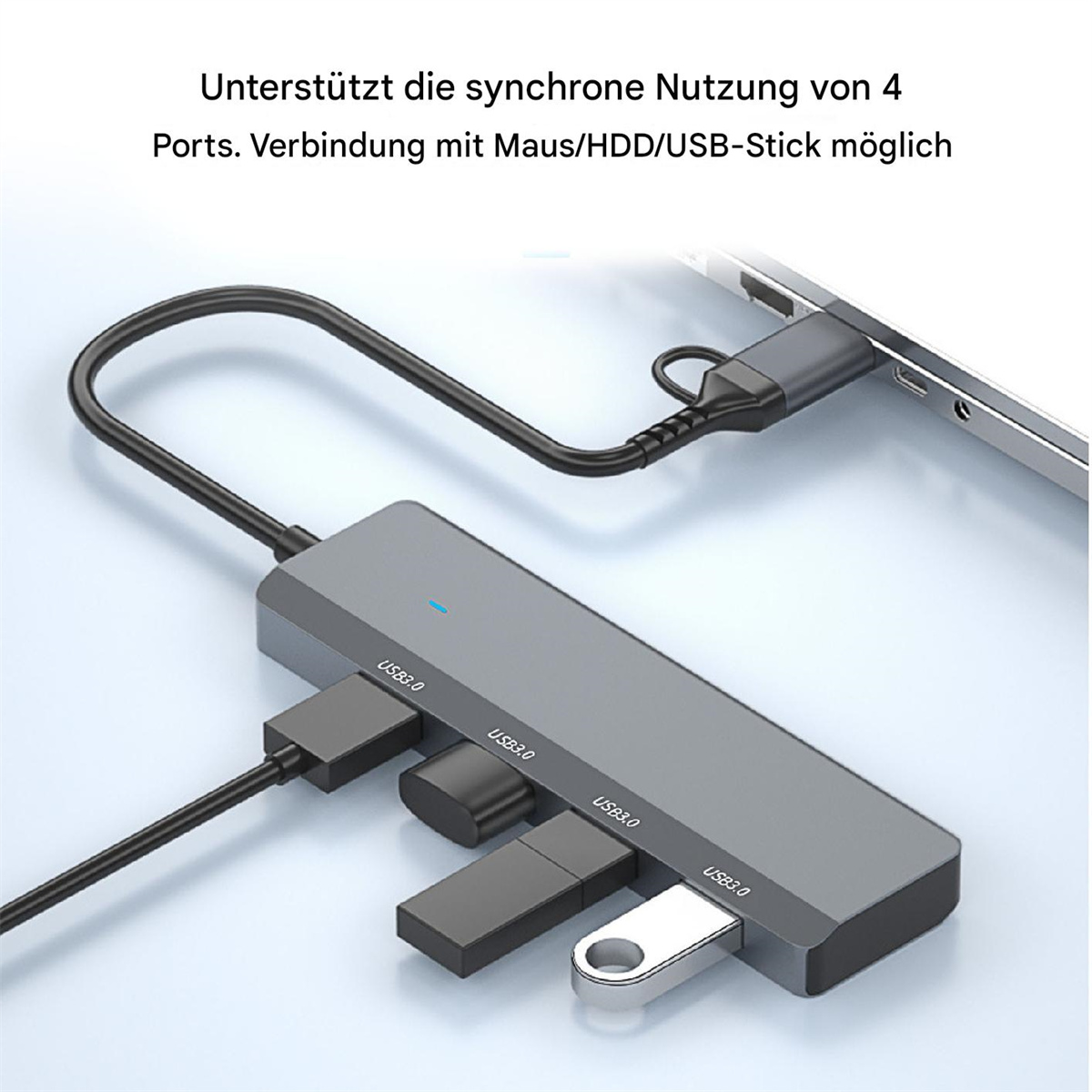 Ein grauer USB-Hub mit mehreren USB-Anschlüssen, der über ein USB-Kabel mit einem Laptop verbunden ist.