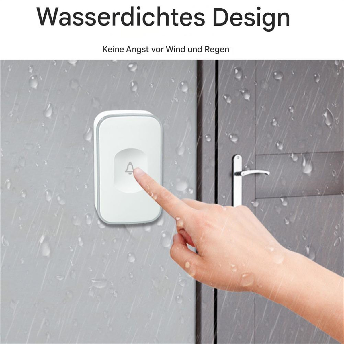 Eine Hand drückt eine weiße Türklingel an einer grauen Wand während des Regens.
