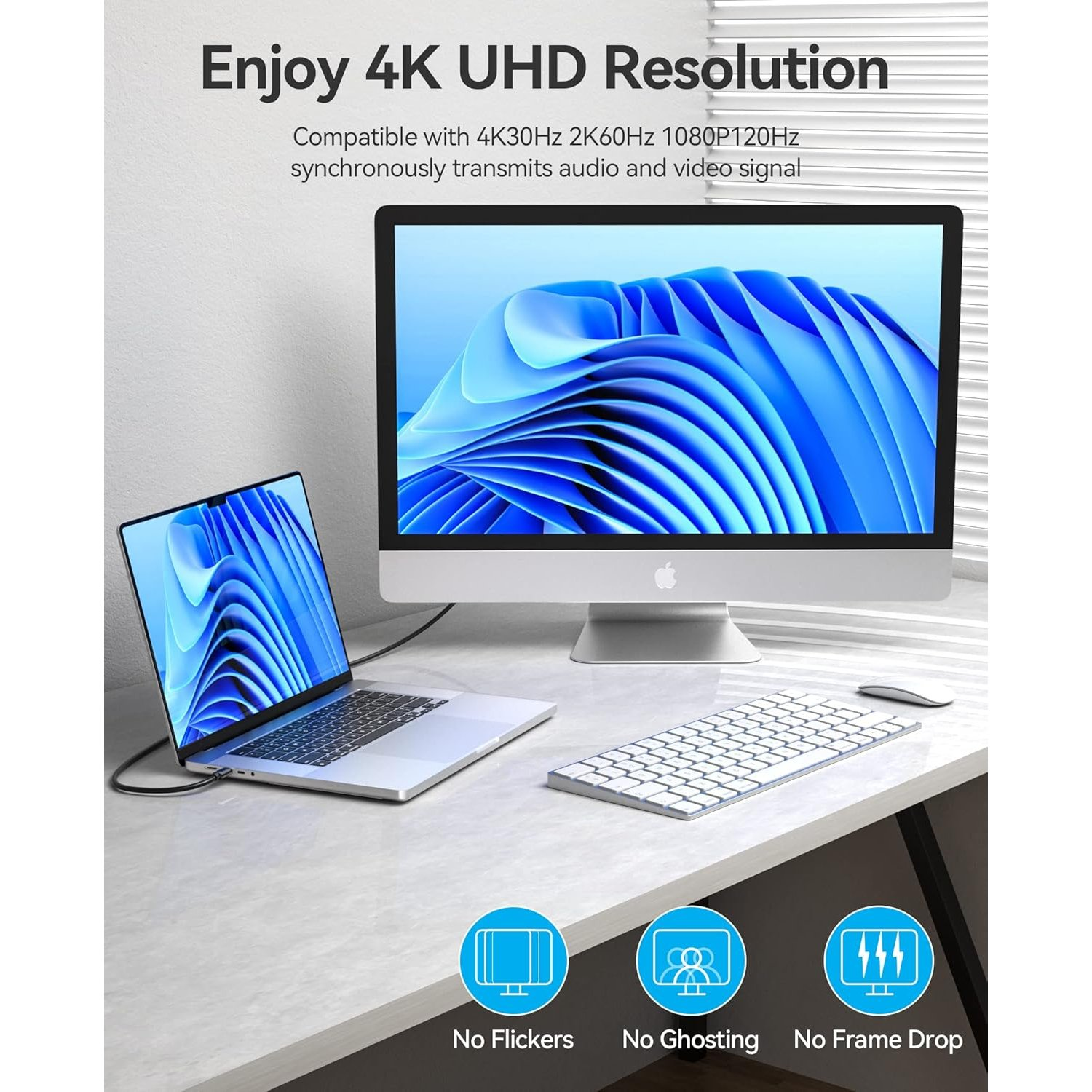 Un portátil, monitor, teclado y ratón en un escritorio, presentando una experiencia de resolución 4K UHD.