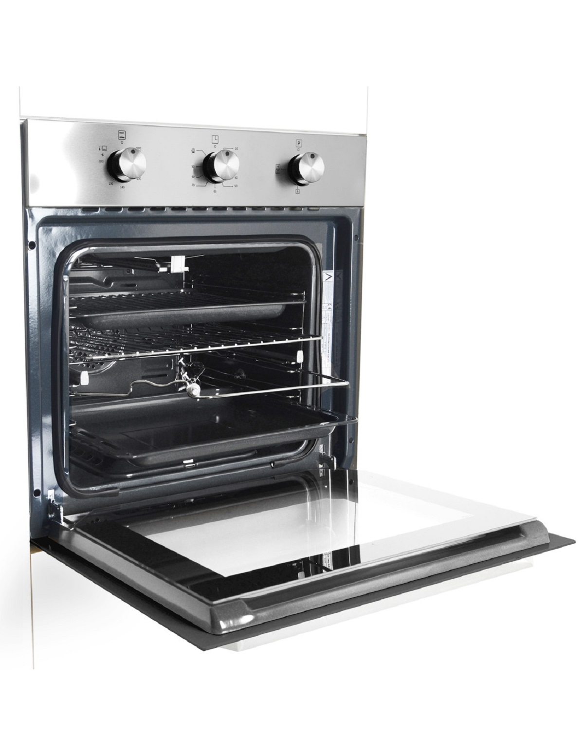 Un horno con la puerta abierta. Hay estantes dentro con una bandeja para hornear.