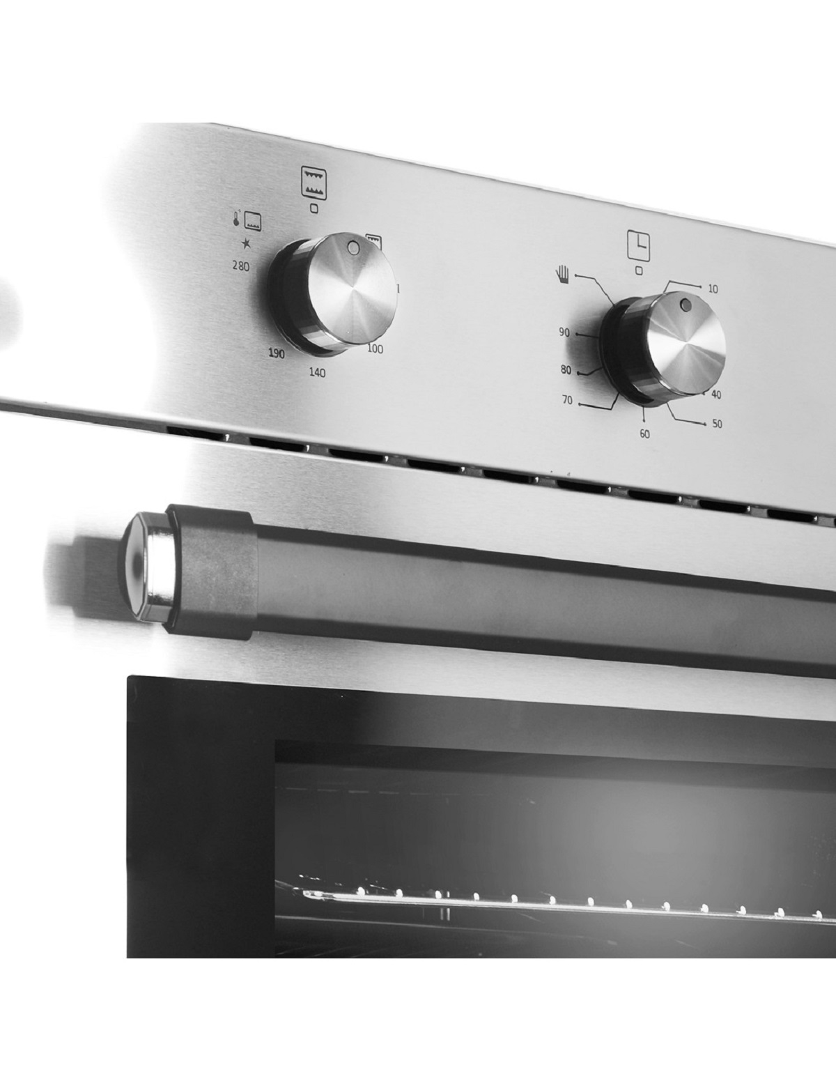 Primer plano del panel de control de un horno. Perillas y marcas son visibles.