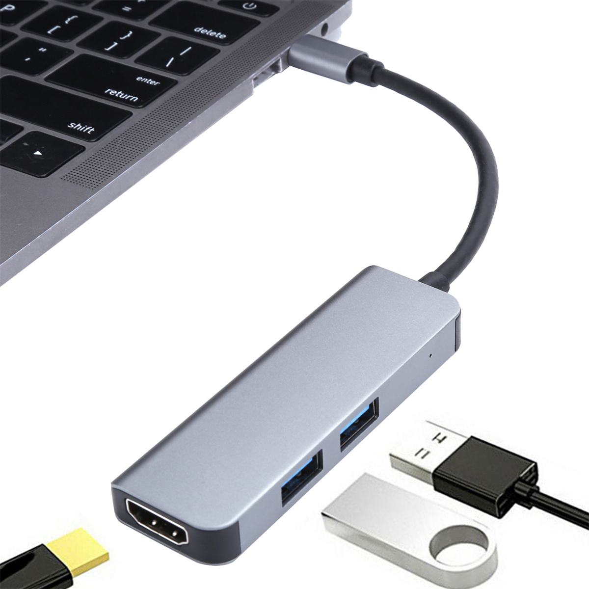 Silberner USB-Hub, verbunden mit einem Laptop. HDMI-, USB-Anschlüsse und ein weiterer Adapter.