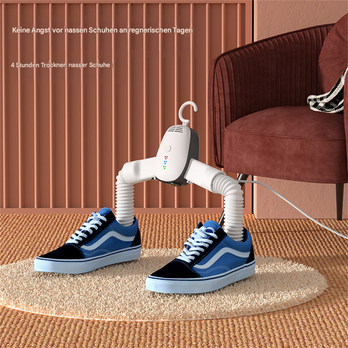 Schuhtrockner mit Schuhen, auf einem Teppich, neben einem Stuhl.